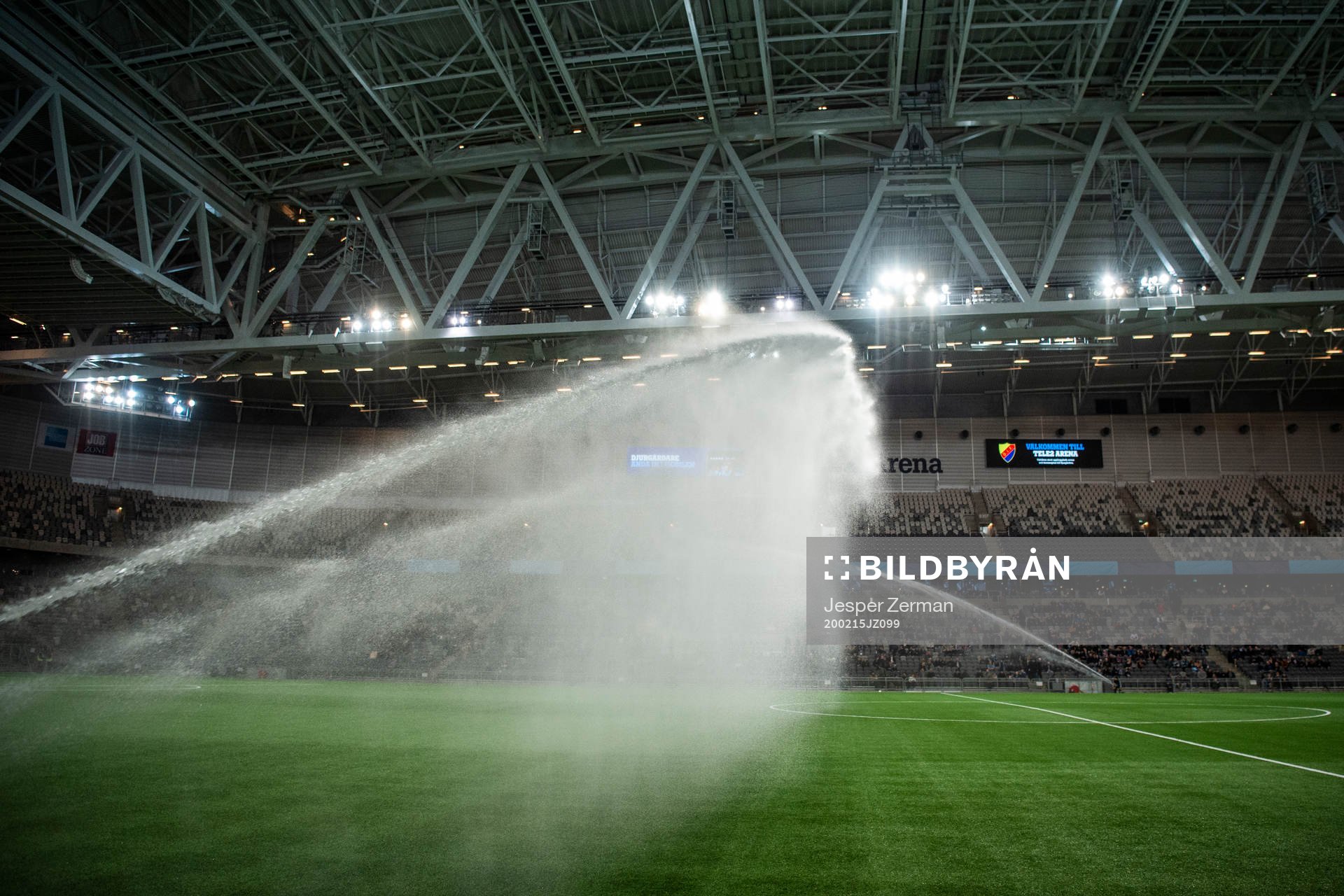 Vattenspridare vattnar planen