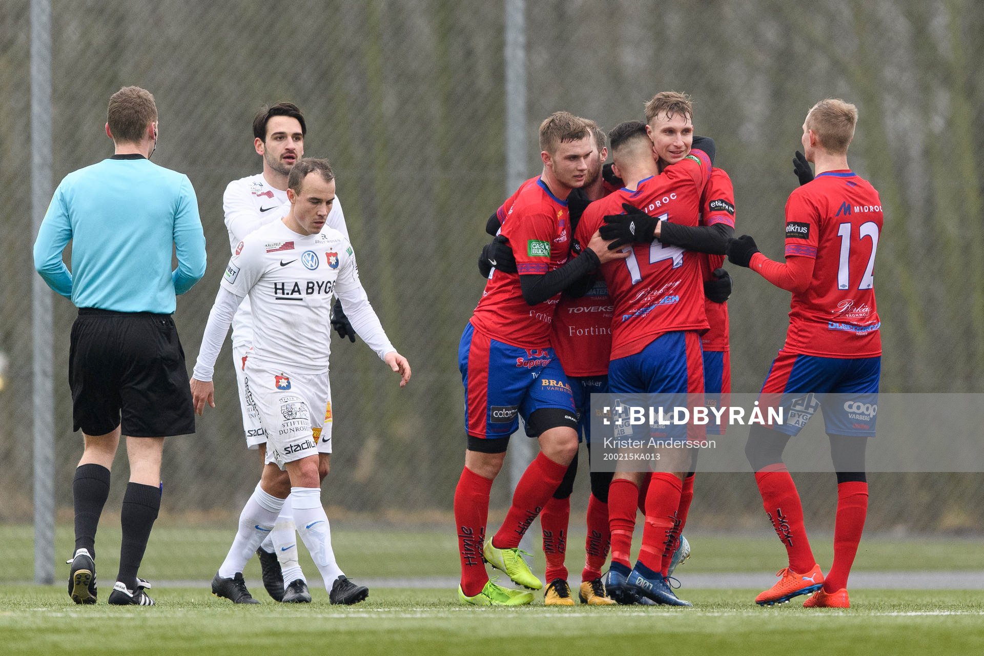 Tvååkers spelare jublar