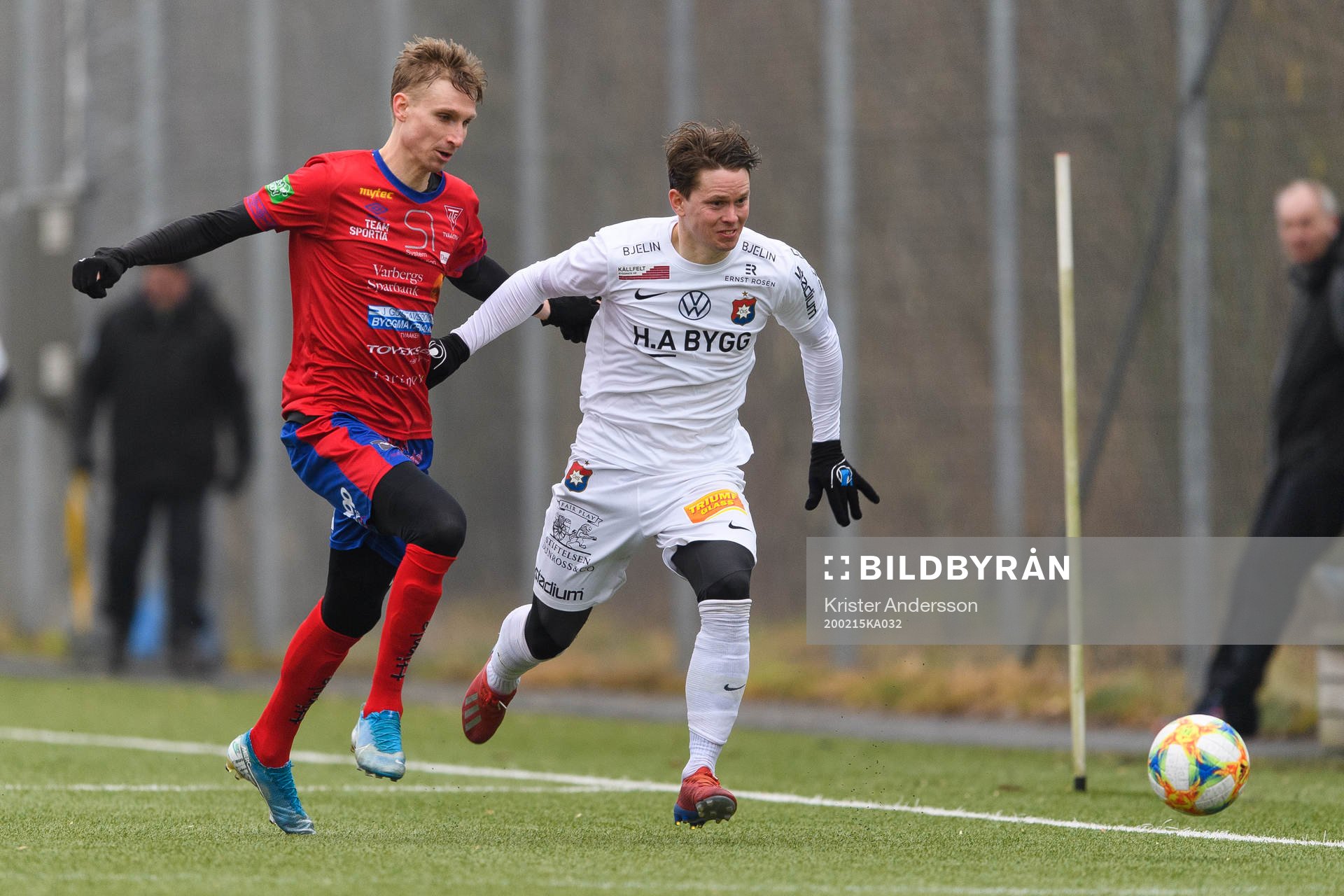 Tvååkers Erik Nilsson och Örgrytes Anton Lans under träningsmatchen i fotboll mellan Tvååker och Örgryte den 15 februari 2020 i Varberg.