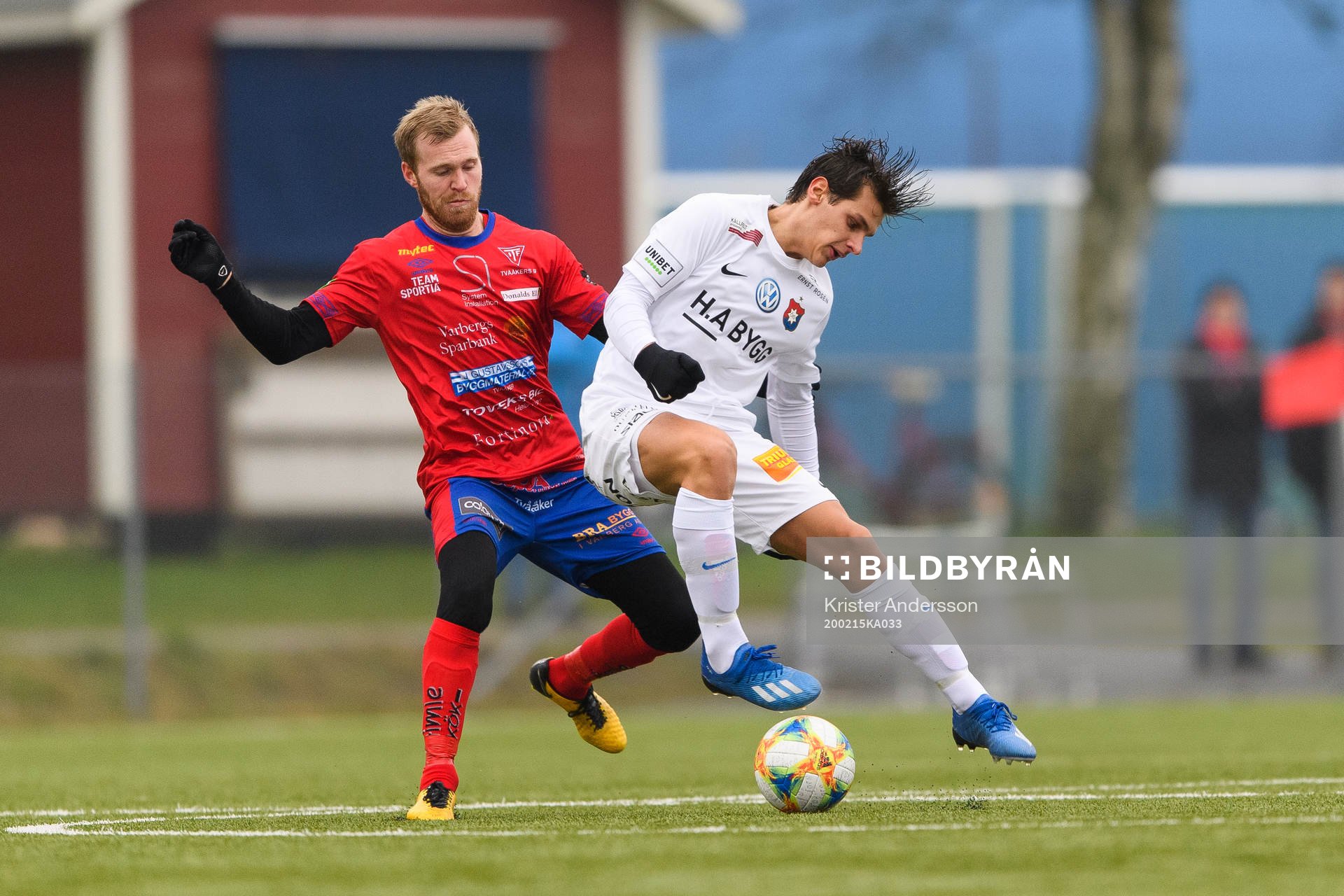 Örgrytes Kevin Ackermann och Tvååkers Per Karlsson under träningsmatchen i fotboll mellan Tvååker och Örgryte den 15 februari 2020 i Varberg.