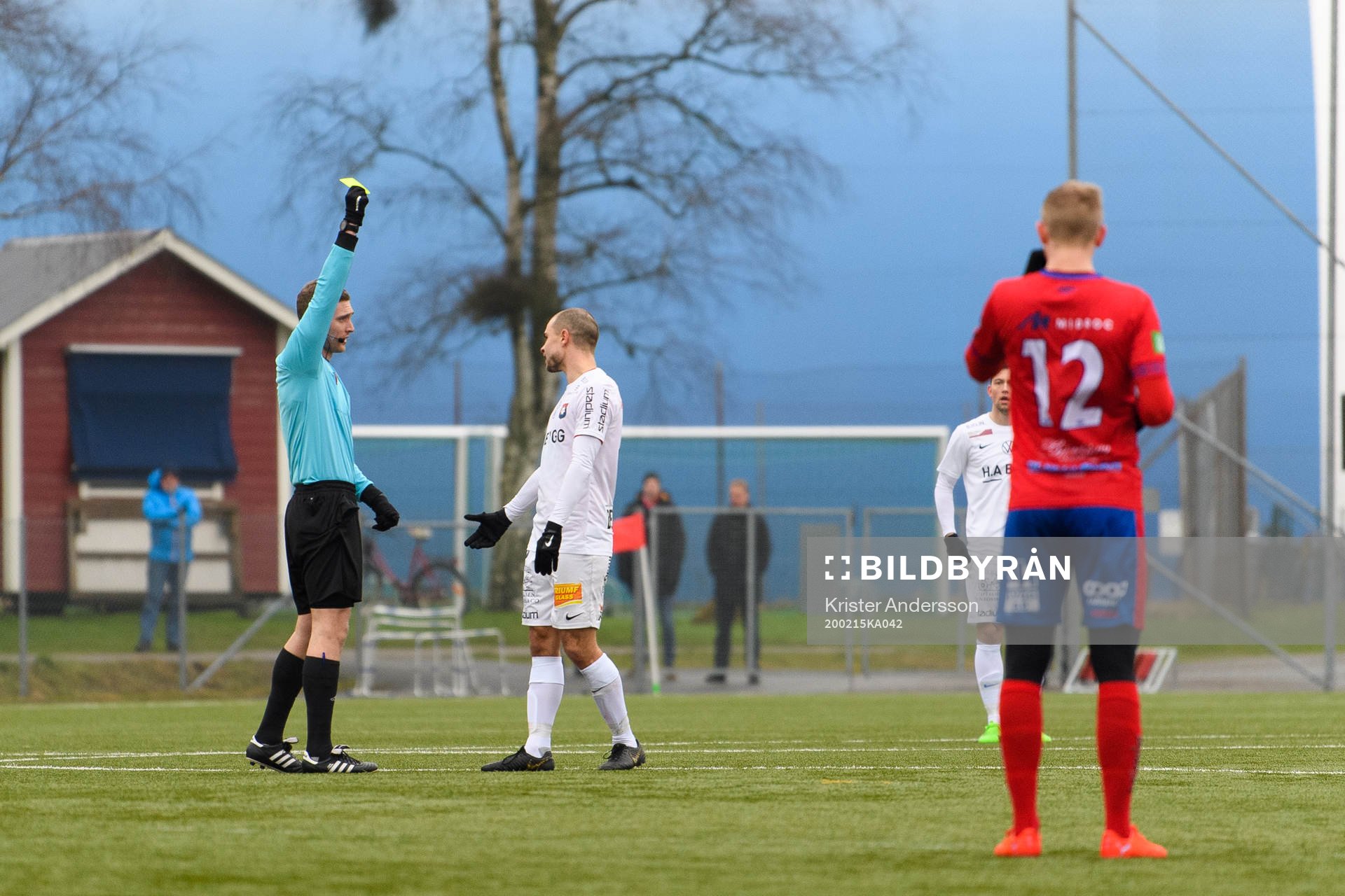 Örgrytes Hannes Sahlin får gult kort av domare Rasmus