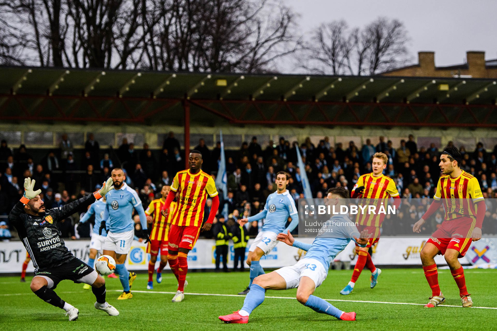 Malmö FFs Marcus Antonsson och Syrianskas målvakt Abud