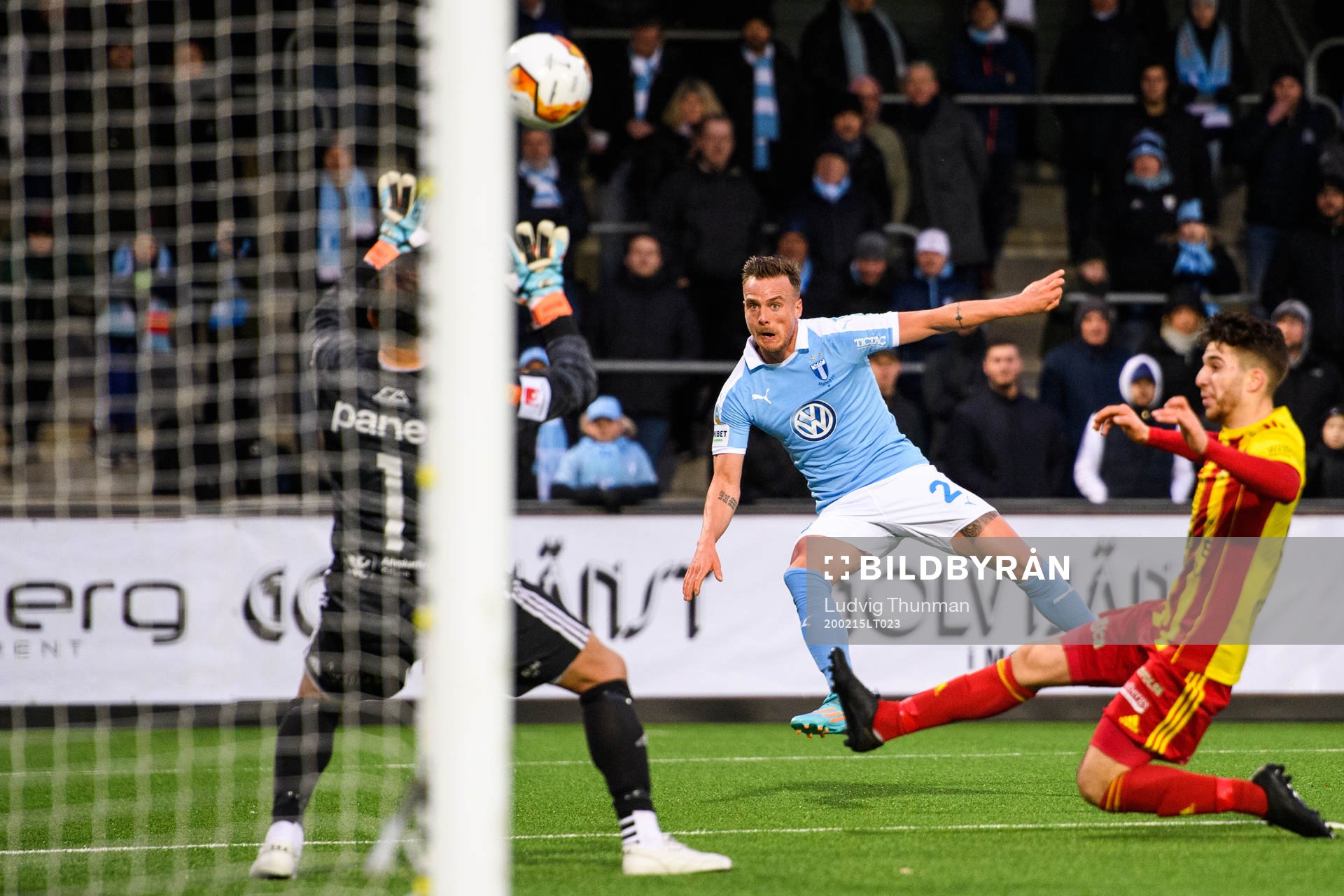 Malmö FFs Eric Larsson och Syrianskas målvakt Abud