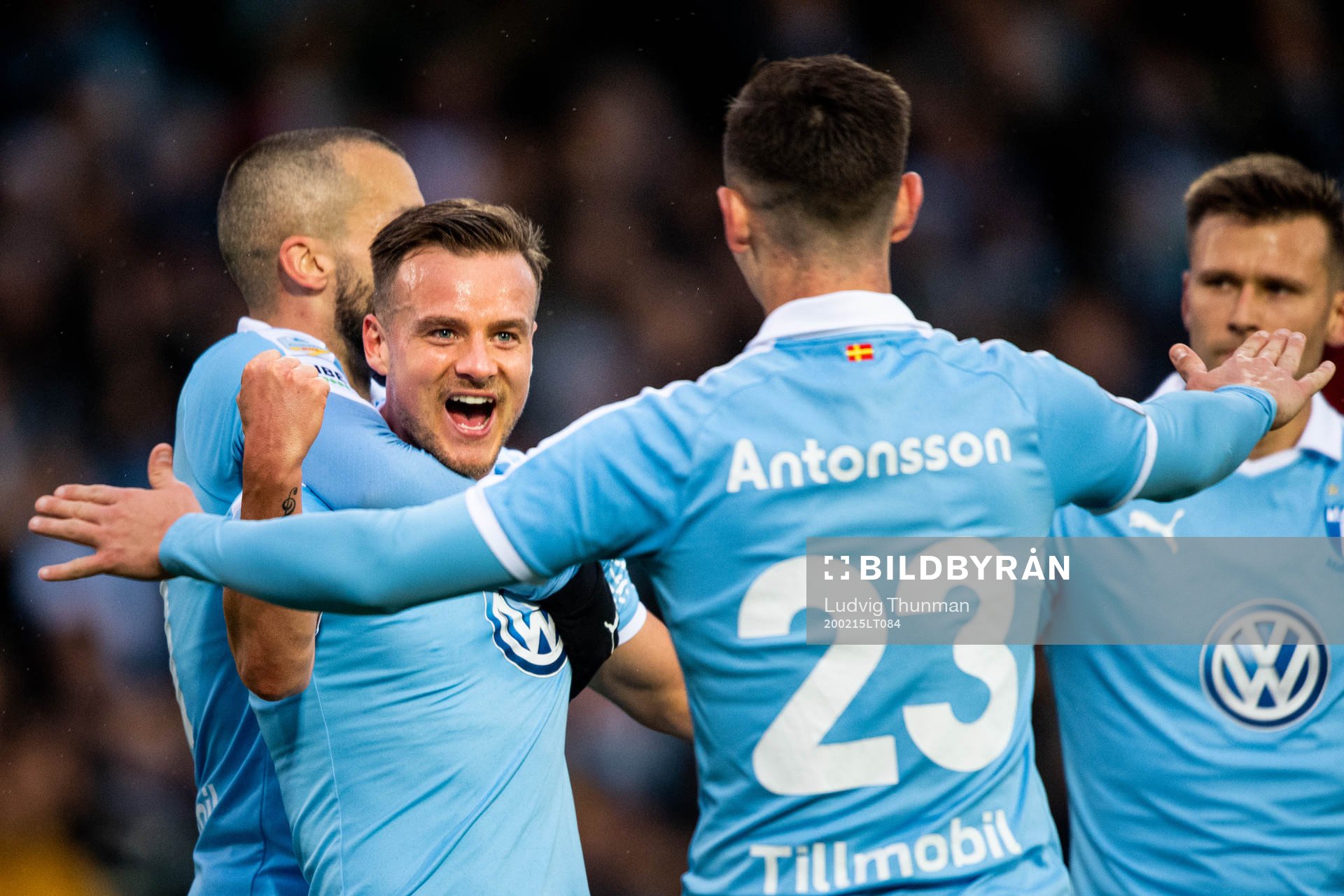 Malmö FFs Eric Larsson jublar med lagkamraterna efter han gjort 2-0 under fotbollsmatchen i Svenska Cupen mellan Malmö FF och Syrianska den 15 februari 2020 i Malmö.