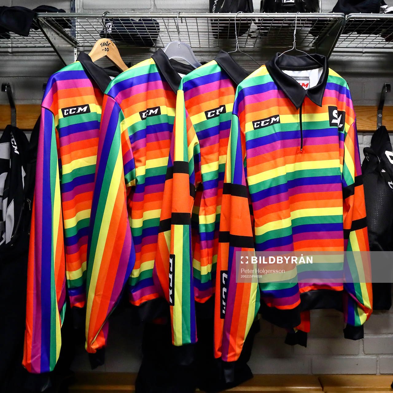 Domarnas tröjor med pride-färger