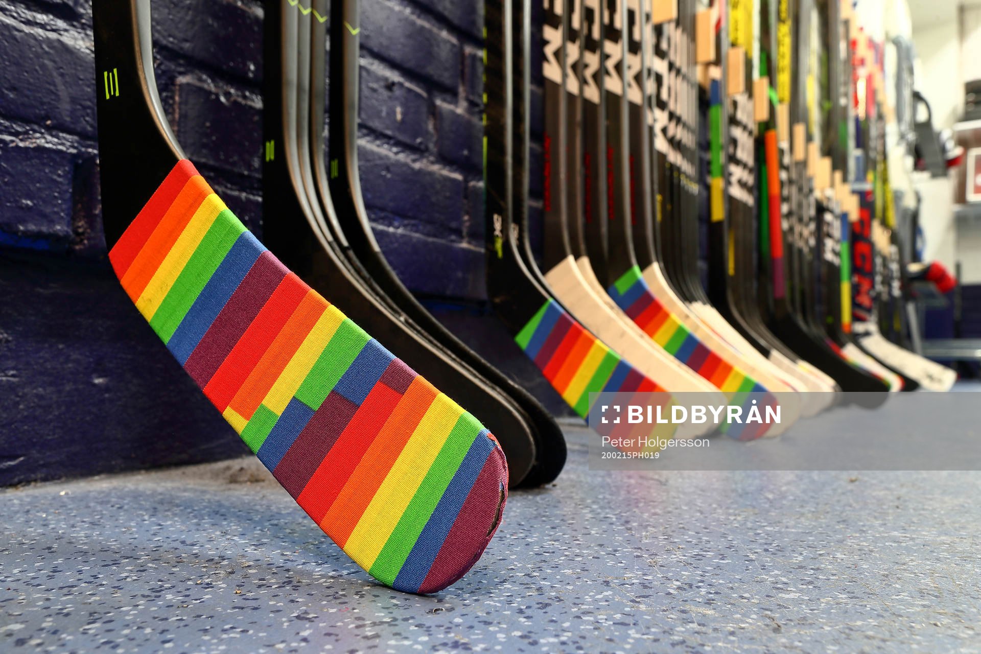 Klubbor med pride-tejp