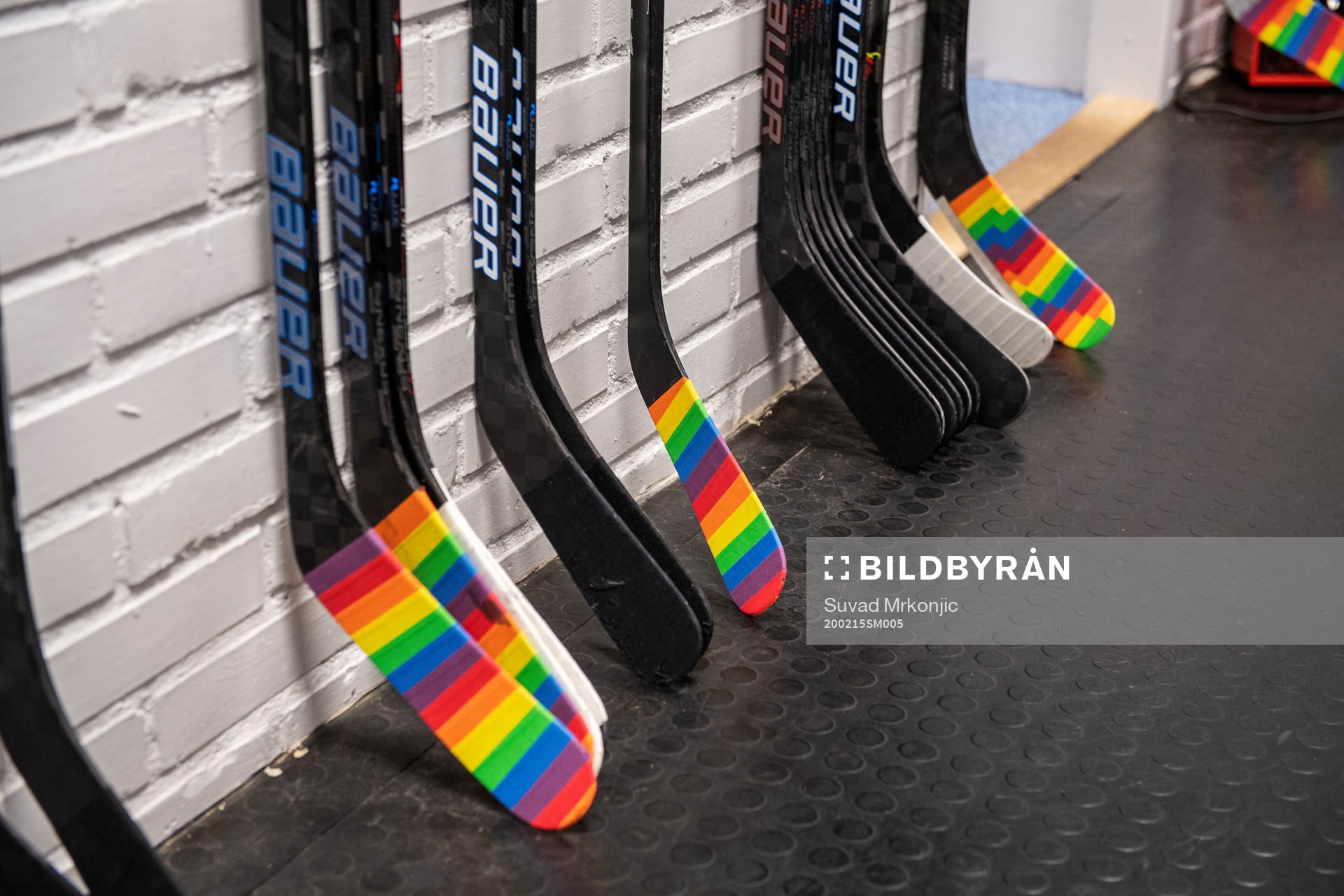 Hockeyklubbor tejpade med pridetejp