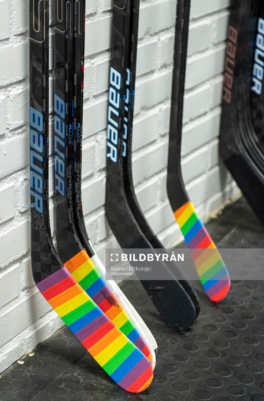 Hockeyklubbor tejpade med pridetejp