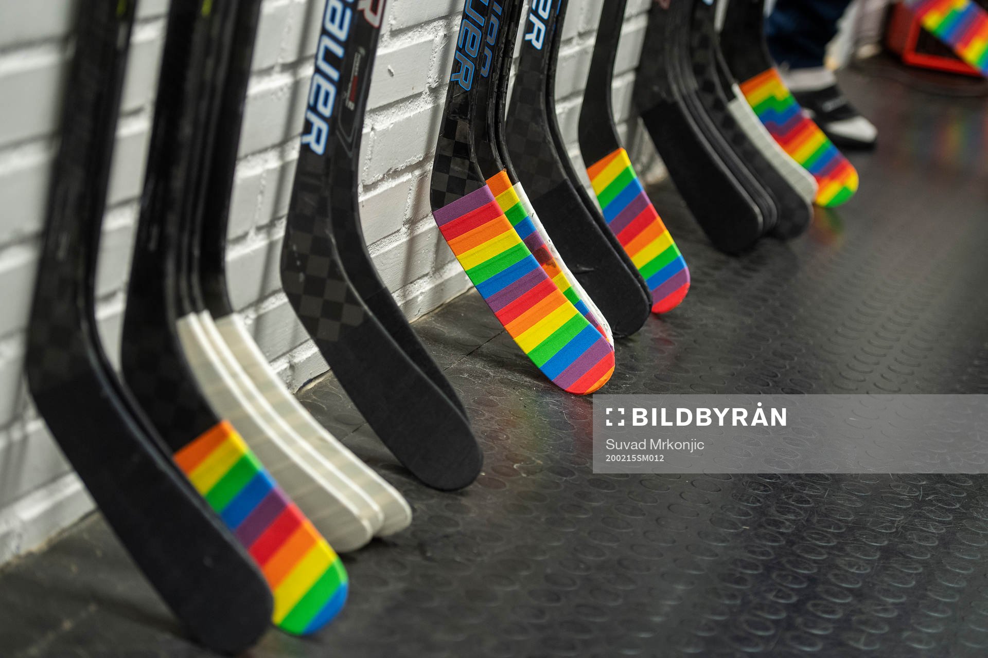 Hockeyklubbor tejpade med pridetejp