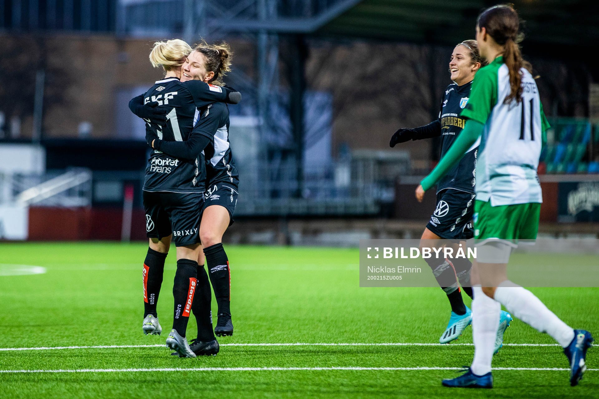 Göteborgs Natalia Kuikka och Rebecka Blomqvist jublar