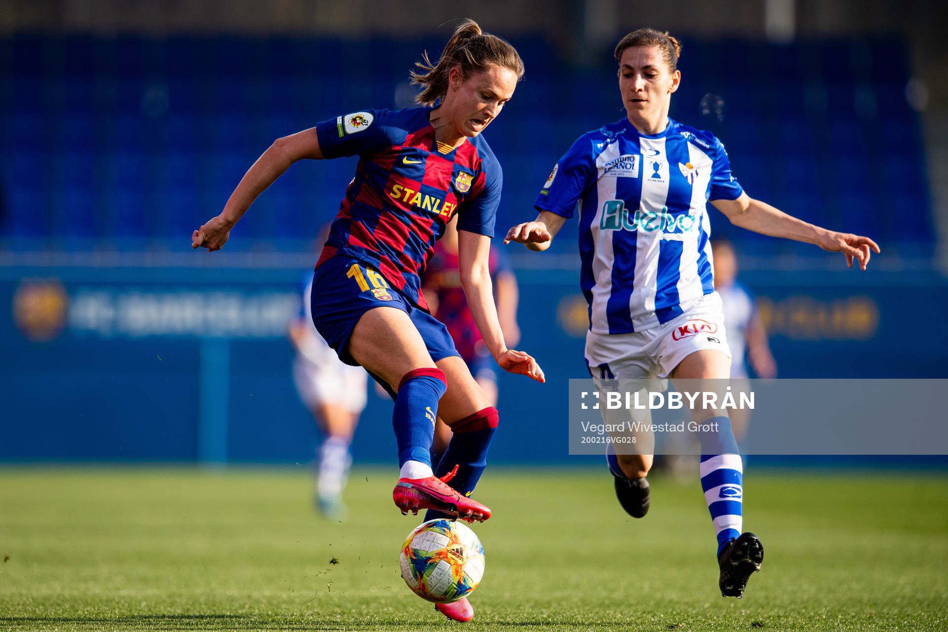 Caroline Graham Hansen of Barcelona and Ana Jelencic of