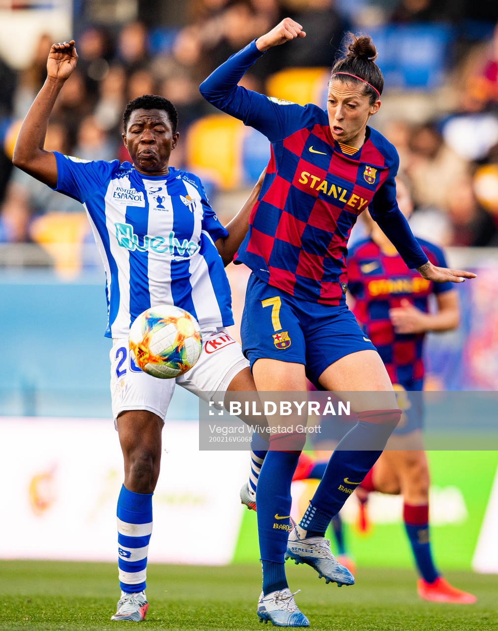 Peace Efih of Sporting Huelva and Jenni Hermoso of Barcelona