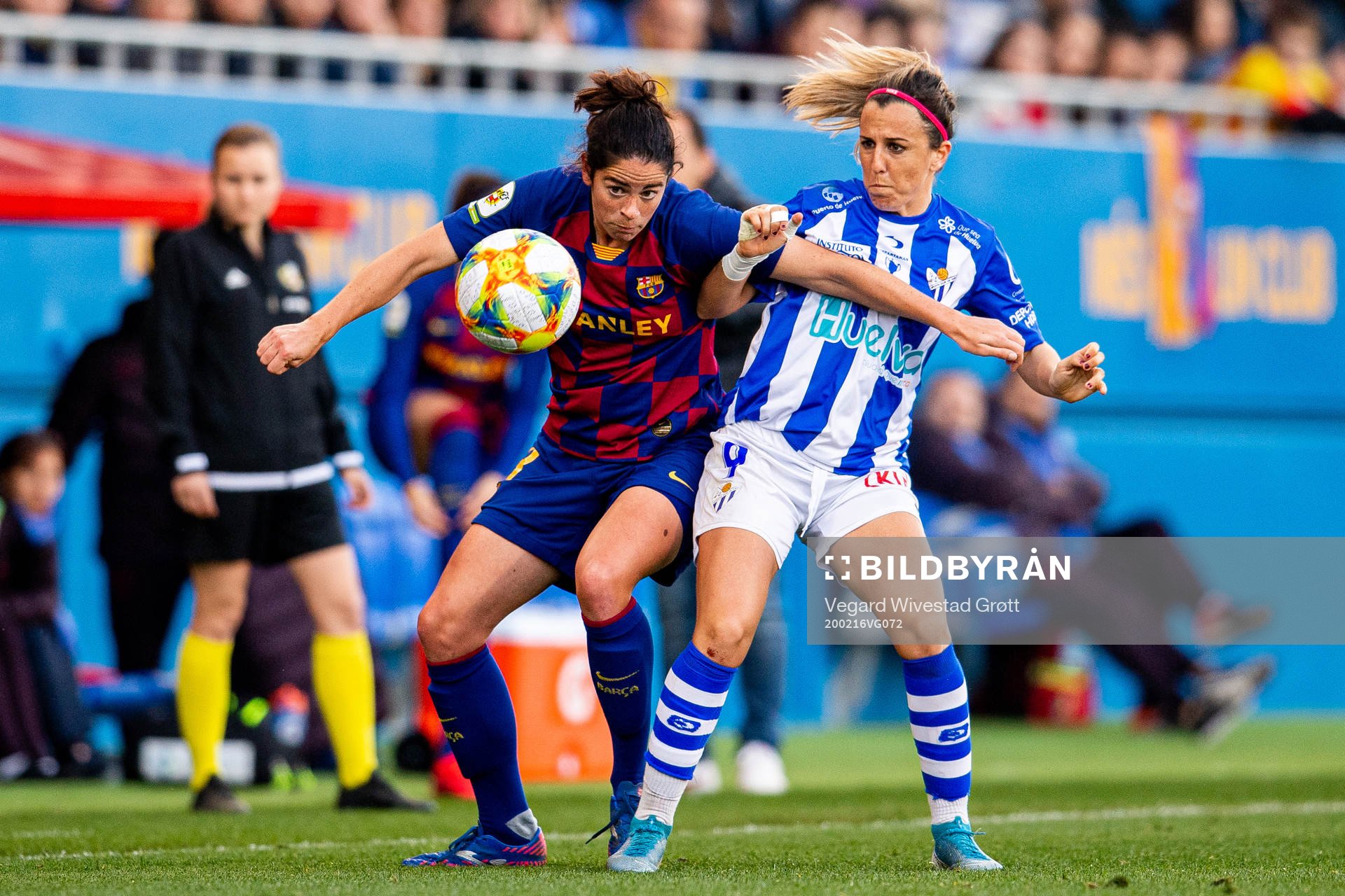 Marta Torrejon of Barcelona and Patri Mascaró of Sporting
