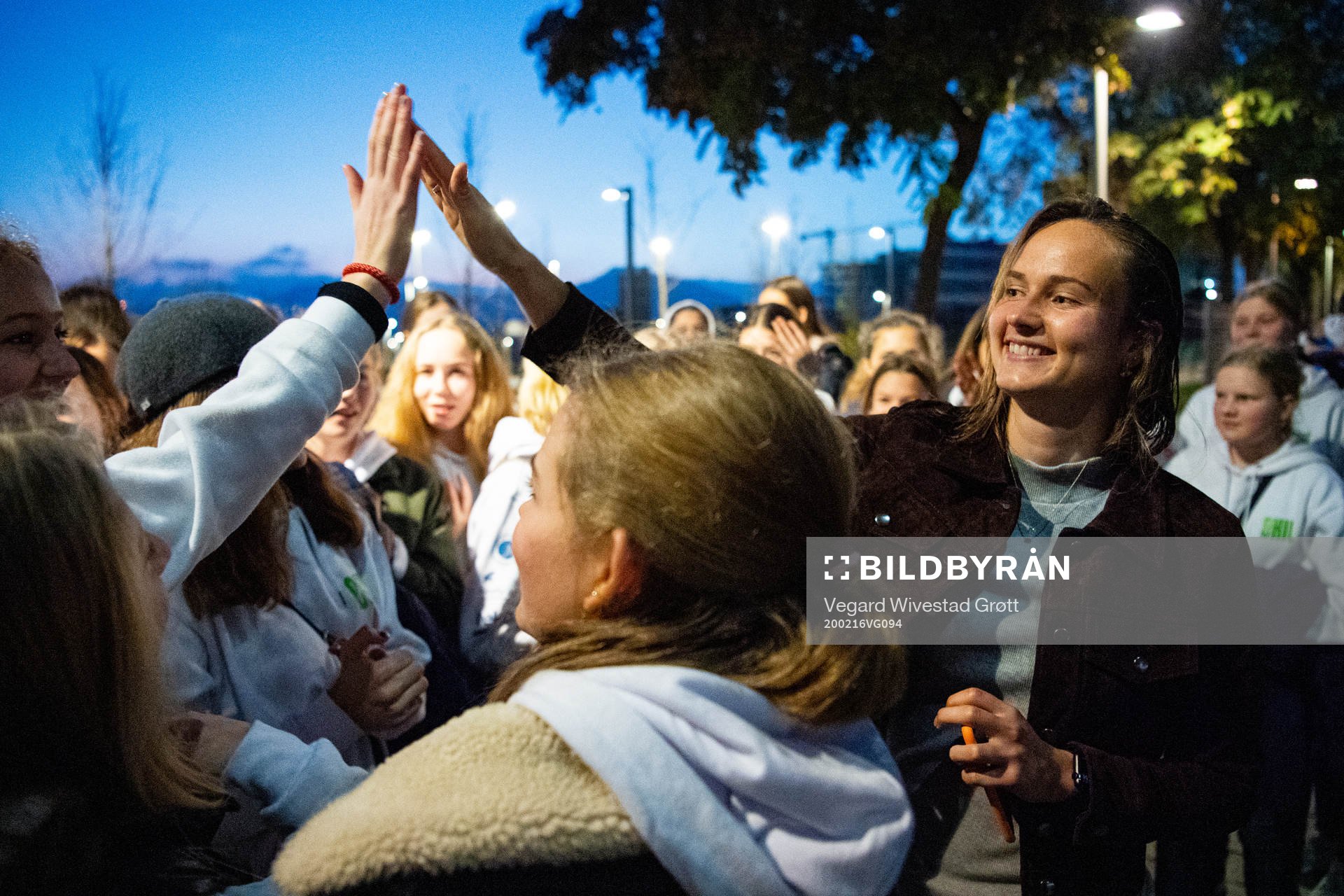 Caroline Graham Hansen of Barcelona meets girls from