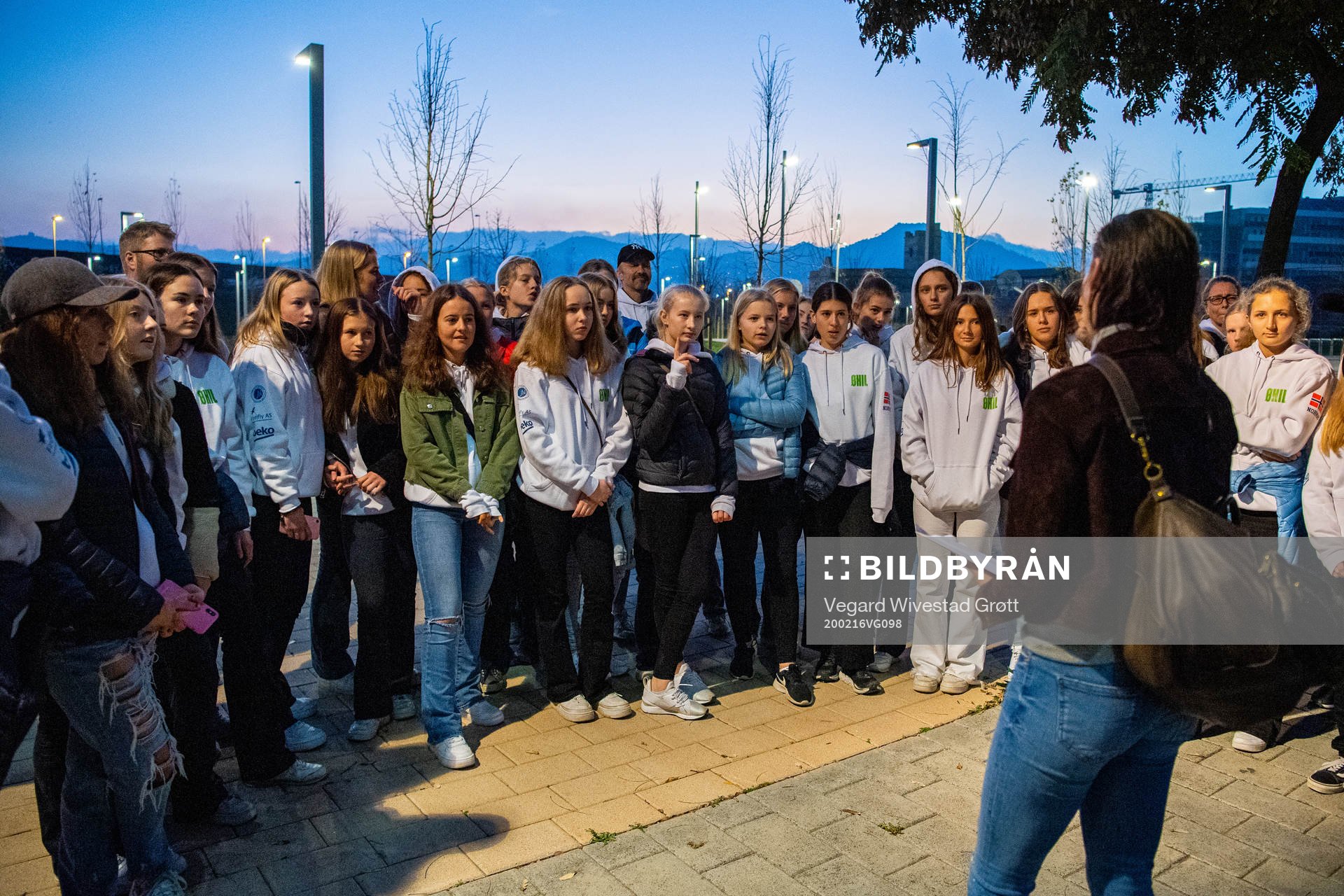 Caroline Graham Hansen of Barcelona meets girls from