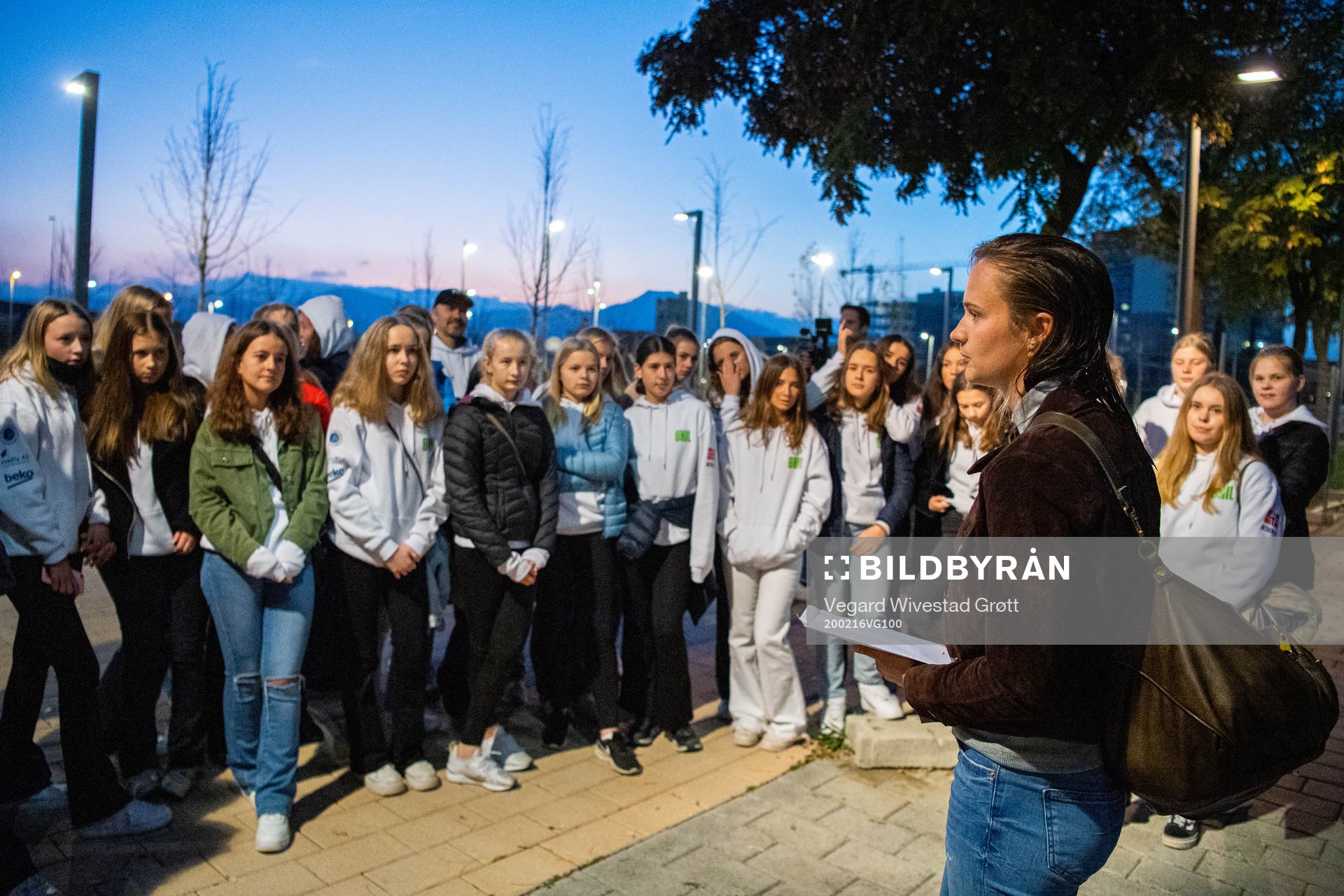 Caroline Graham Hansen of Barcelona meets girls from