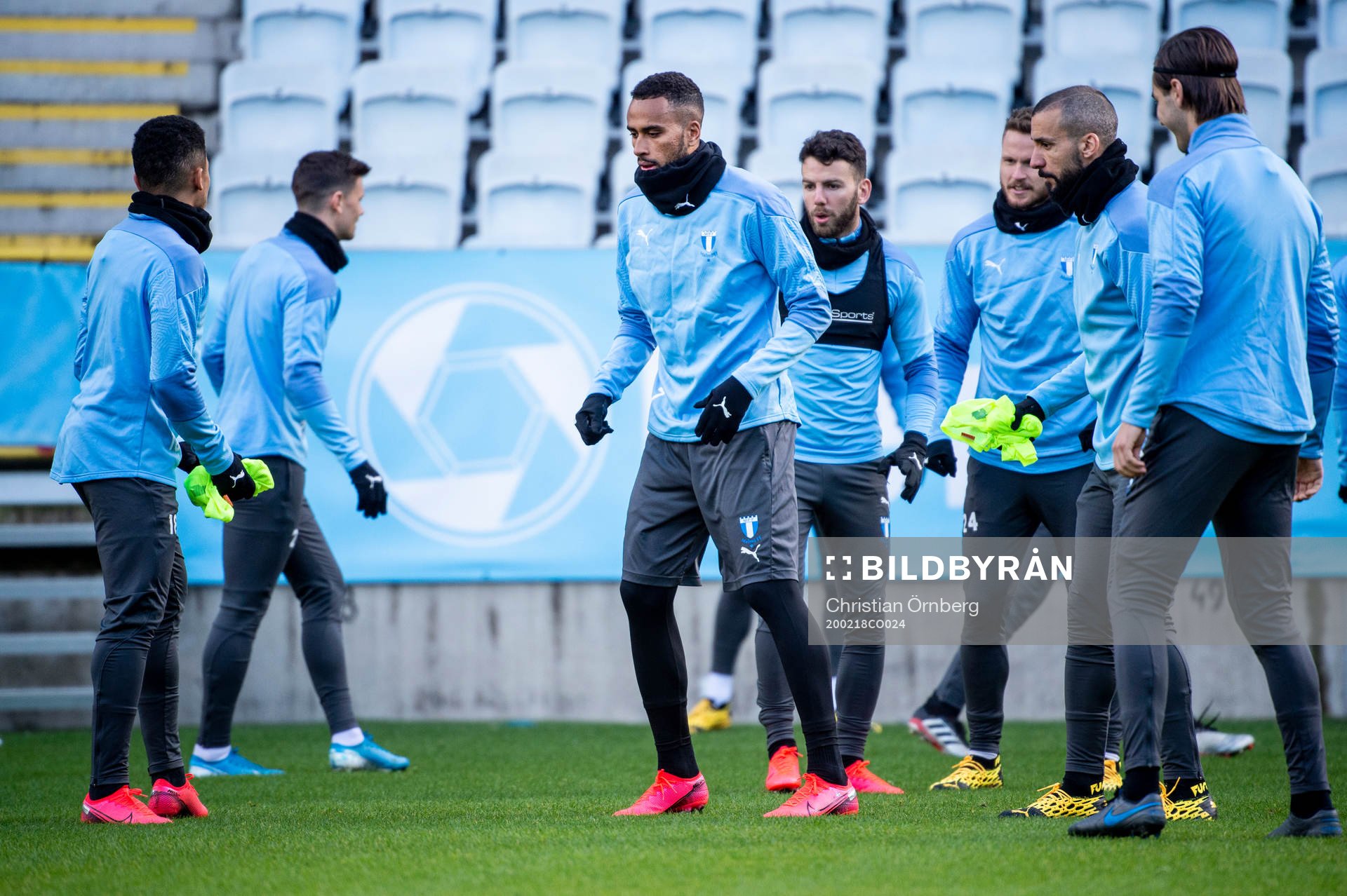 Isaac Kiese Thelin i mitten