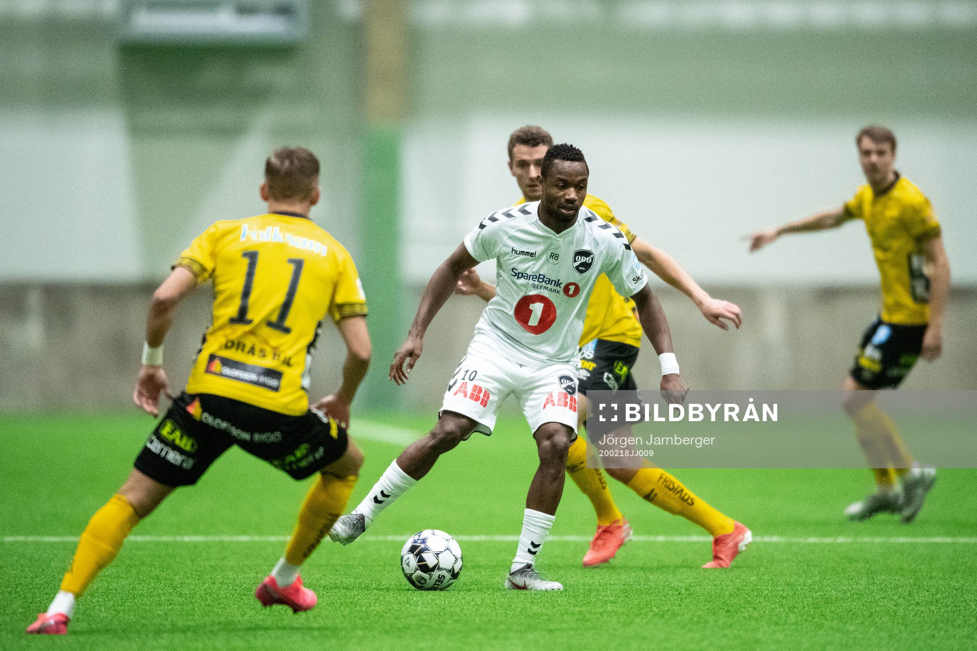 Odds Kachi och Elfsborgs Christopher McVey under träningsmatchen i fotboll mellan Elfsborg och Odd den 18 februari 2020 i Borås.