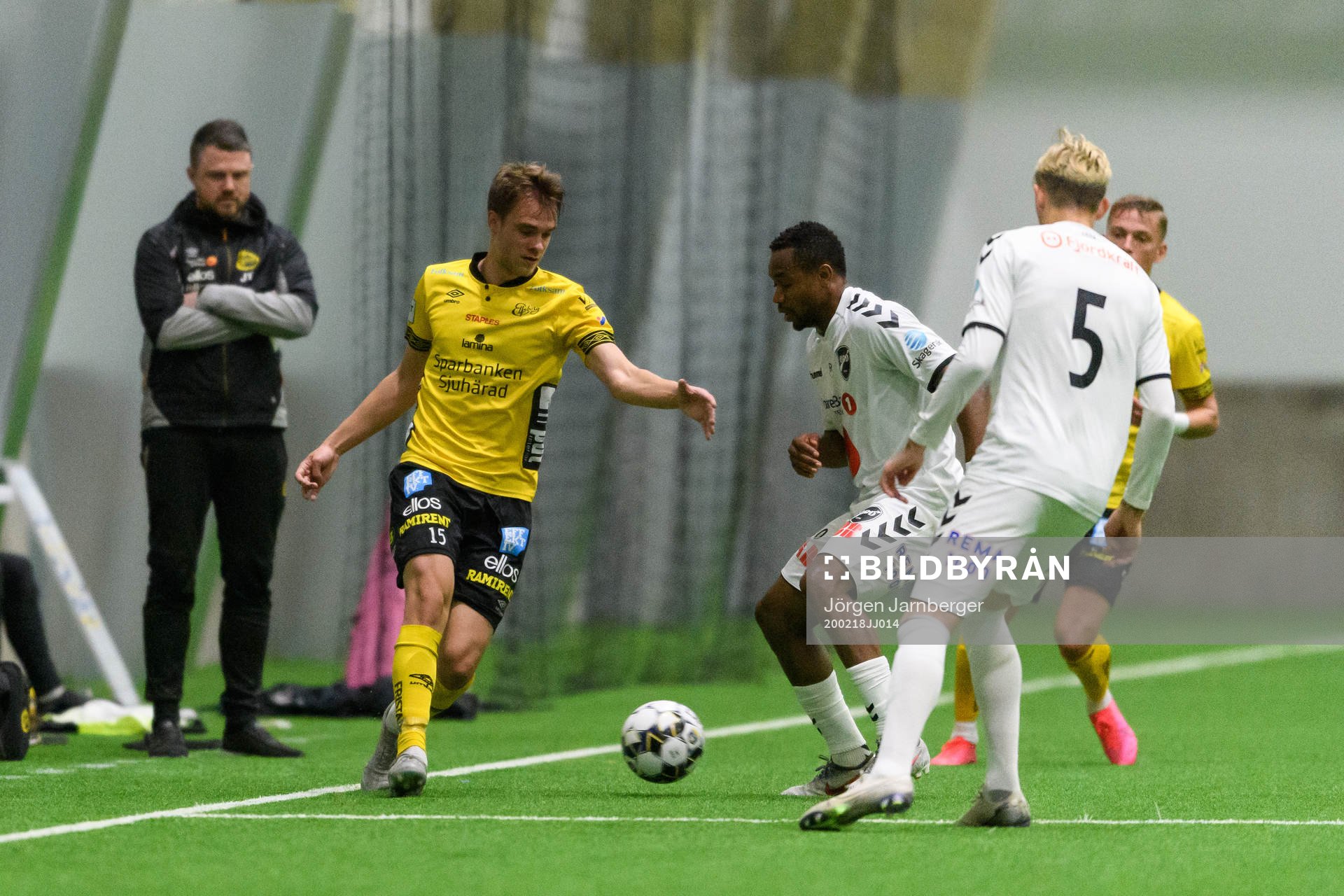 Elfsborgs Leo Väisänen och Odds Kachi under träningsmatchen i fotboll mellan Elfsborg och Odd den 18 februari 2020 i Borås.