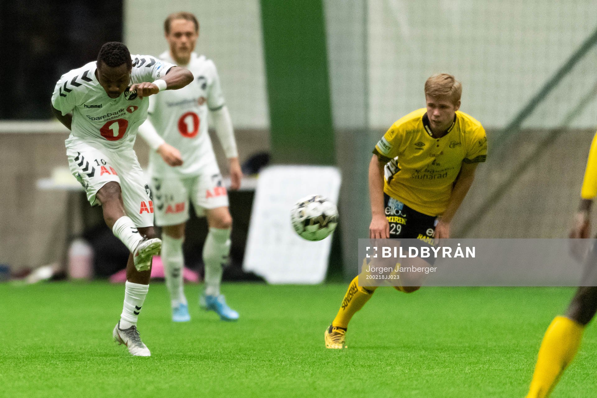 Odds Kachi och Elfsborgs Anton Thorsson under träningsmatchen i fotboll mellan Elfsborg och Odd den 18 februari 2020 i Borås.
