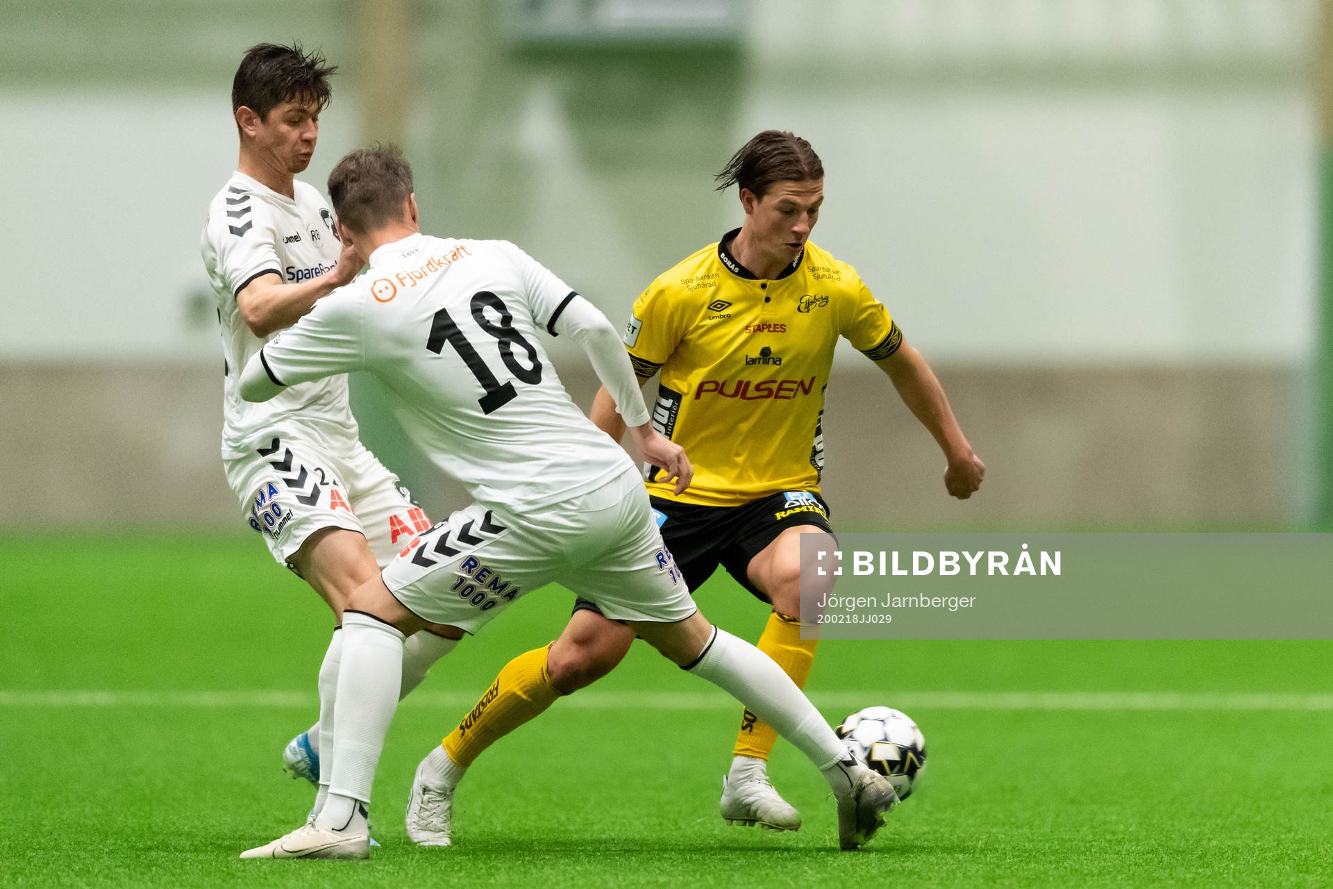 Elfsborgs Simon Olsson i kamp med Odds Torgeir Børven och Odin Luraas Bjørtuft under träningsmatchen i fotboll mellan Elfsborg och Odd den 18 februari 2020 i Borås.