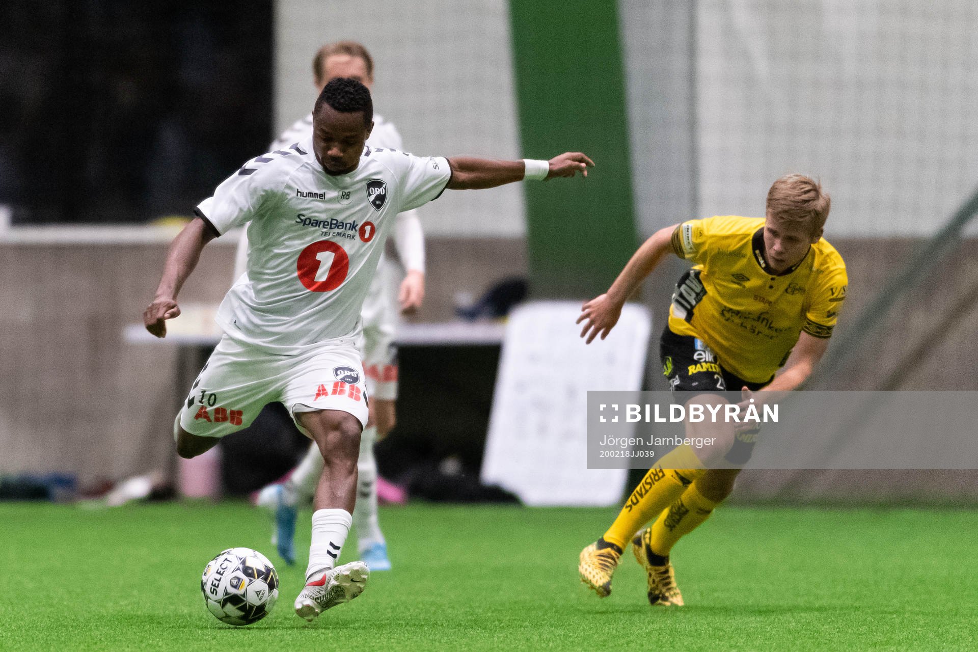 Odds Kachi och Elfsborgs Anton Thorsson under träningsmatchen i fotboll mellan Elfsborg och Odd den 18 februari 2020 i Borås.