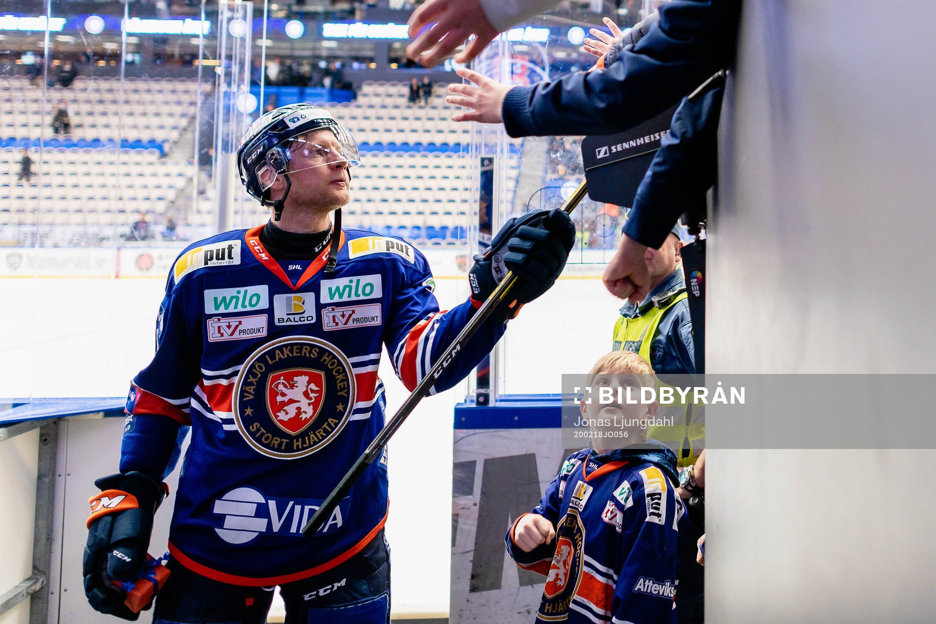 Växjös Richard Gynge ger bort sin klubba till en supporter