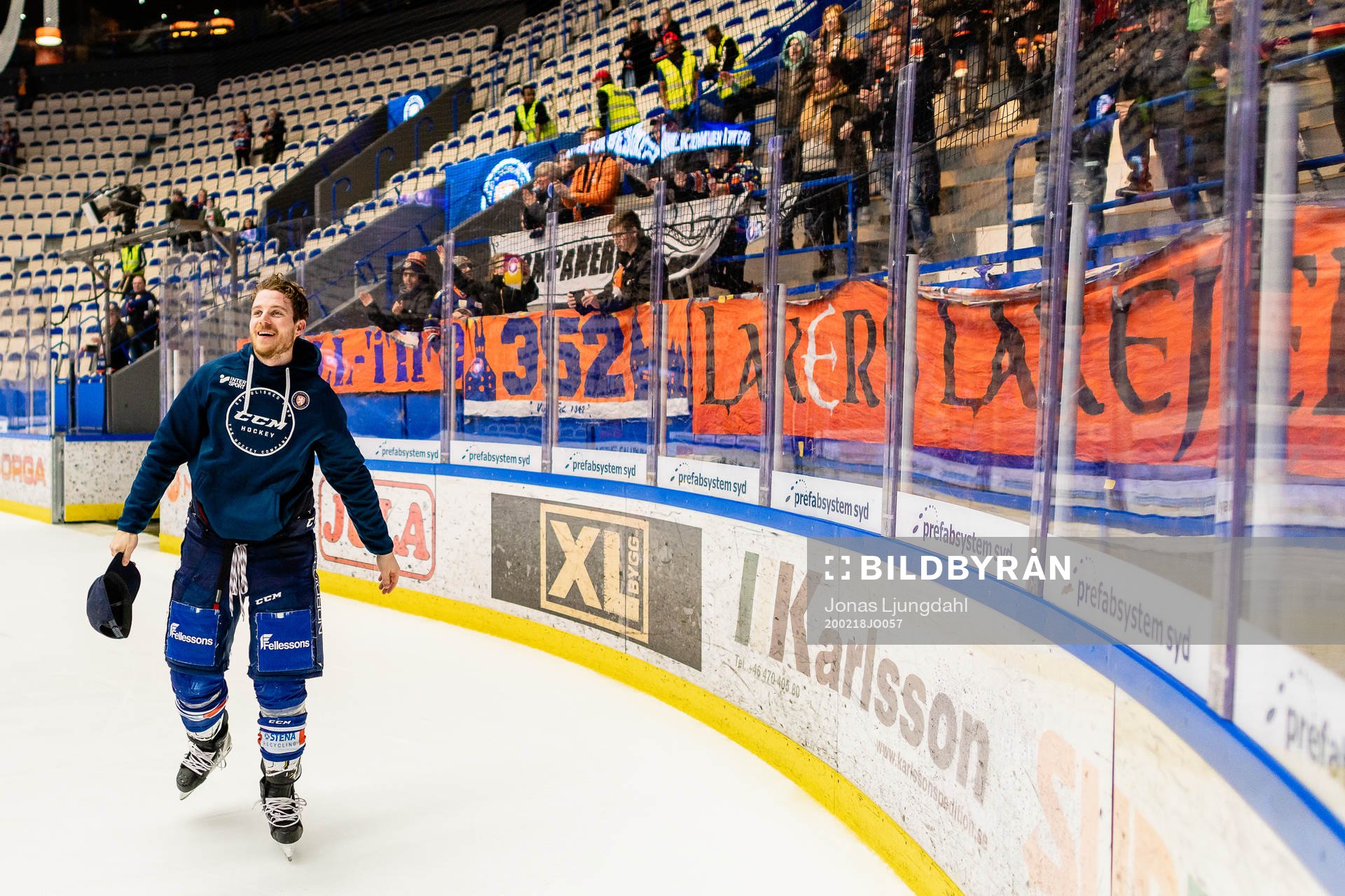 Växjös Erik Josefsson jublar framför fansen