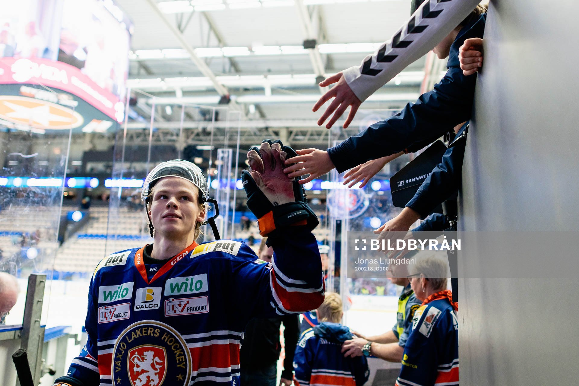 Växjös Linus Skager hälsar på fans