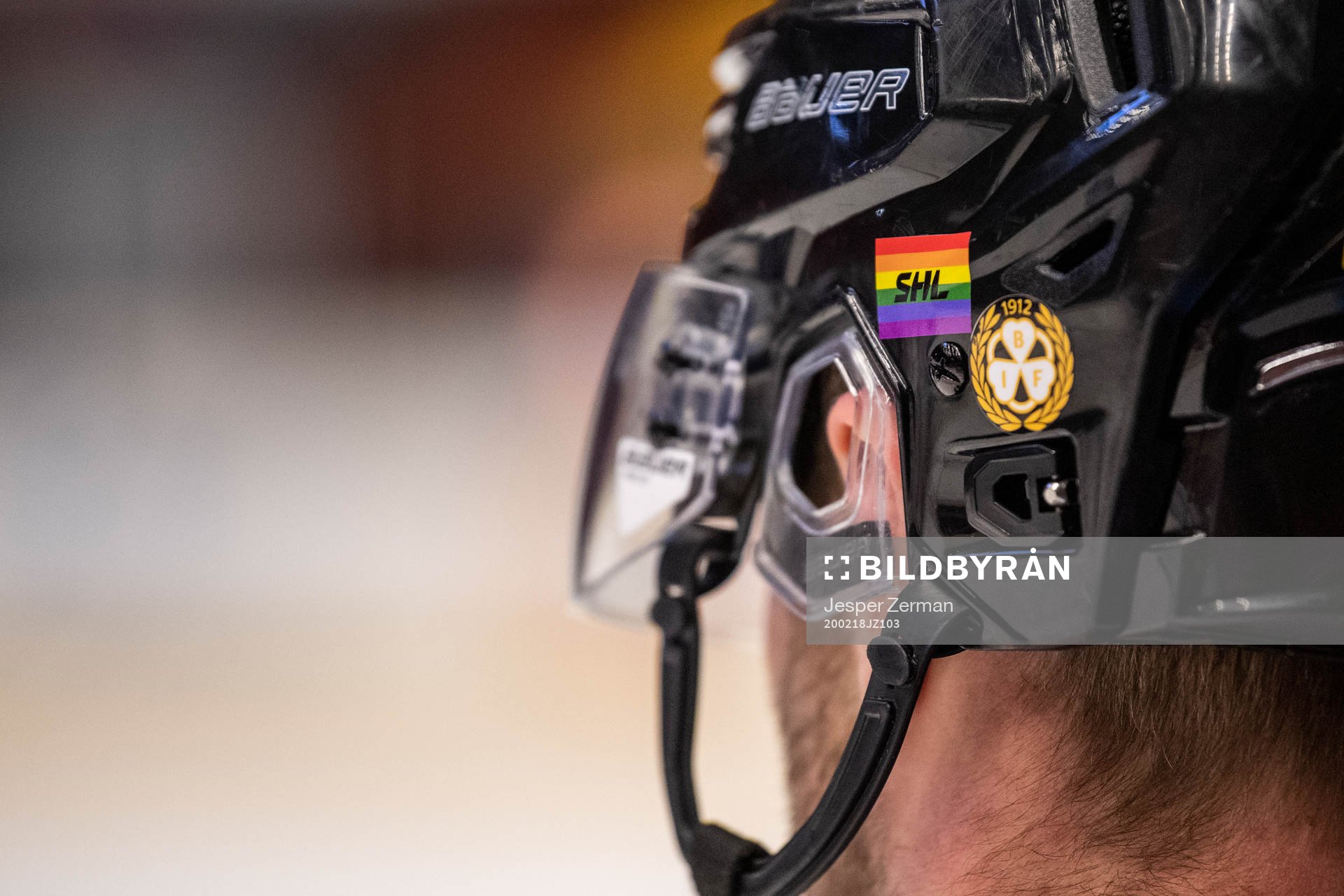 s prideflagga på en Brynäshjälm