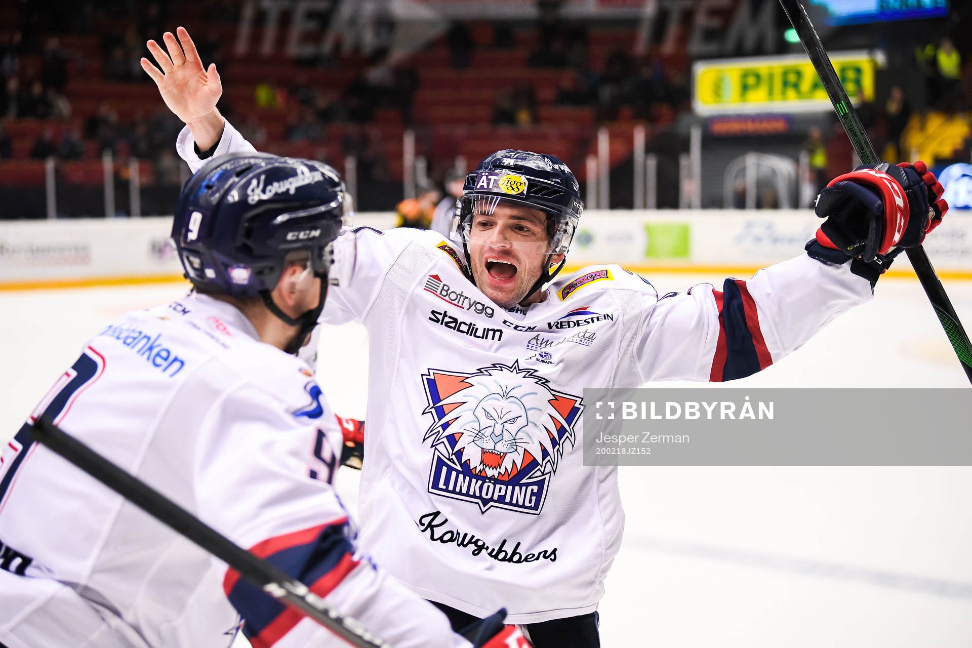 Linköpings Mikael Frycklund och Broc Little jublar