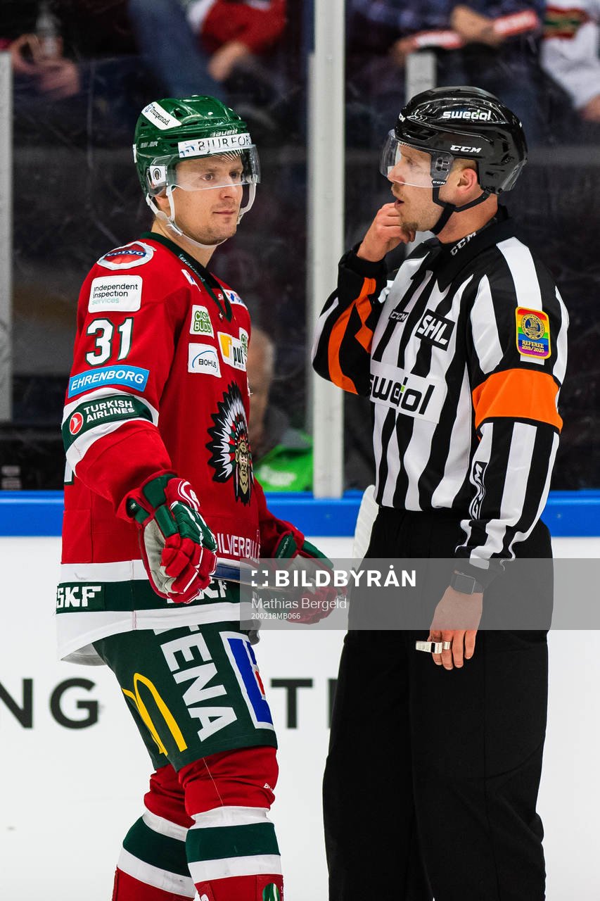 Frölundas Nicklas Lasu diskuterar med domare Andreas