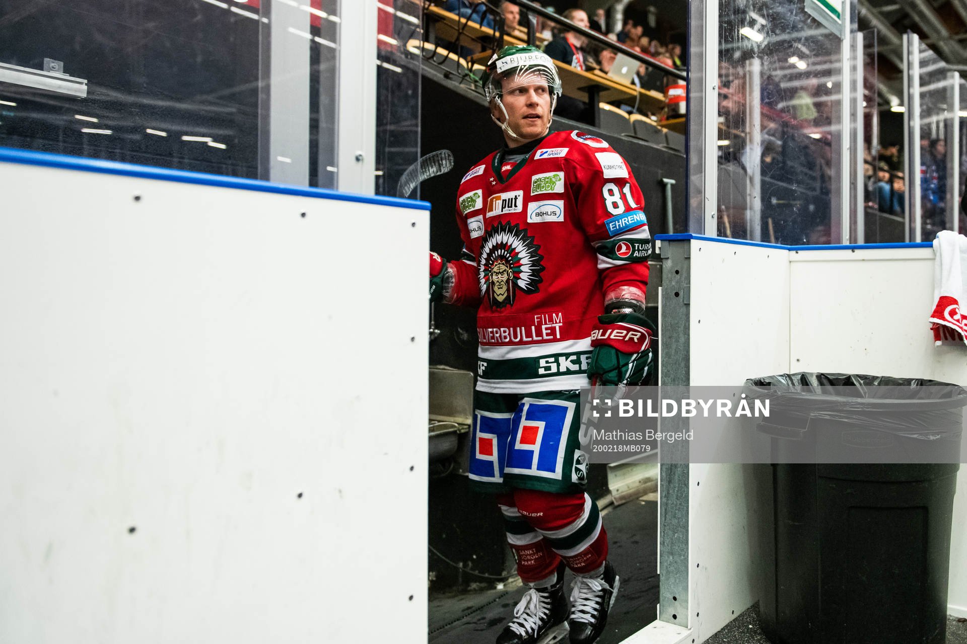 Frölundas Ryan Lasch lämnar isen i andra periodpausen