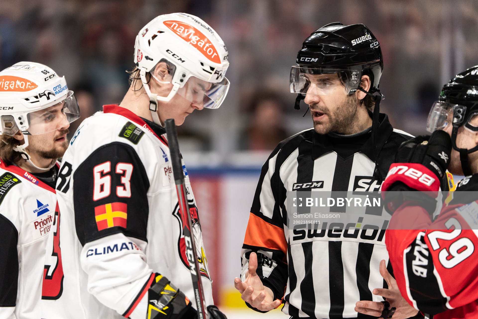 Malmö Redhawks Fredrik Händemark och domare Mikael