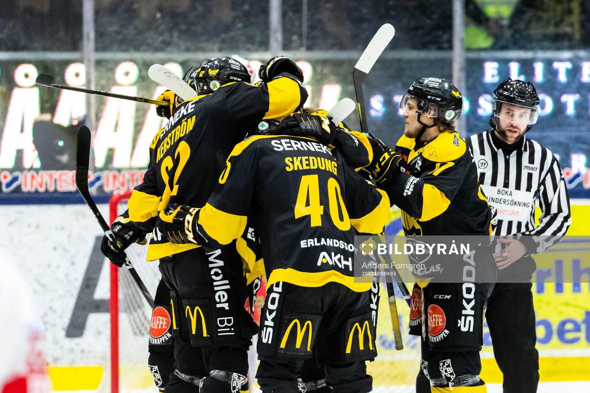 Västerås Isac Skedung jublar med lagkamrater