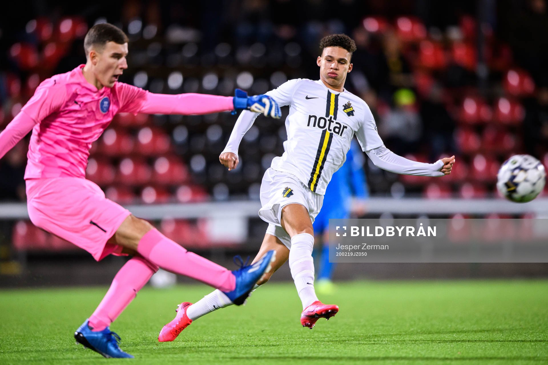 Akropolis målvakt Samuel Brolin och AIK:s Maxim Sainte under träningsmatchen i fotboll mellan Akropolis och AIK den 19 februari 2020 i Stockholm.
