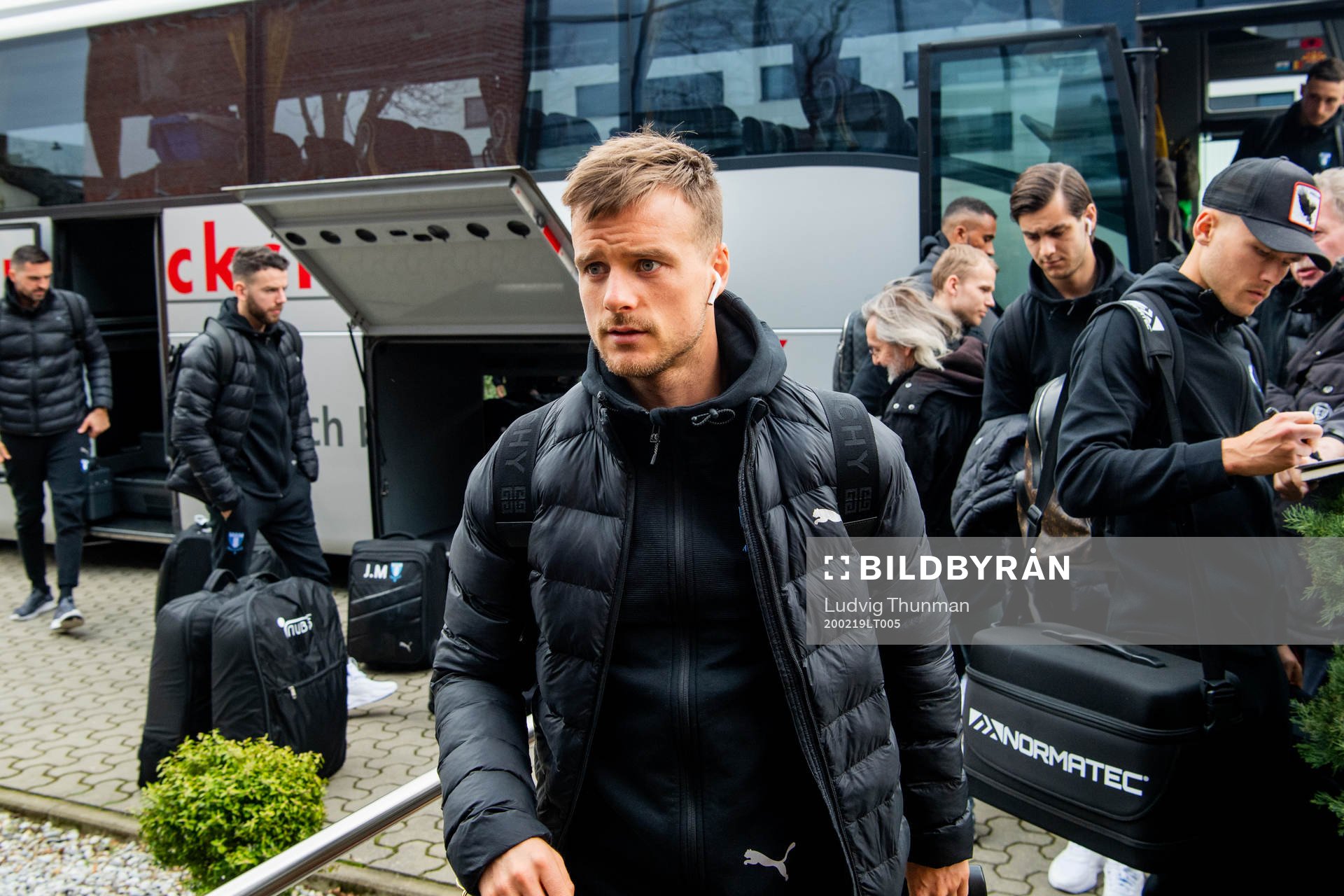 Eric Larsson arrives at the hotel