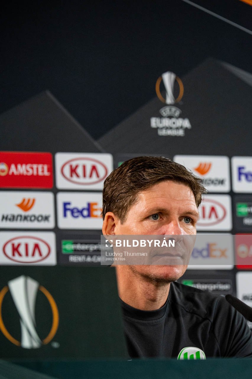 Head coach Oliver Glaser of Wolfsburg