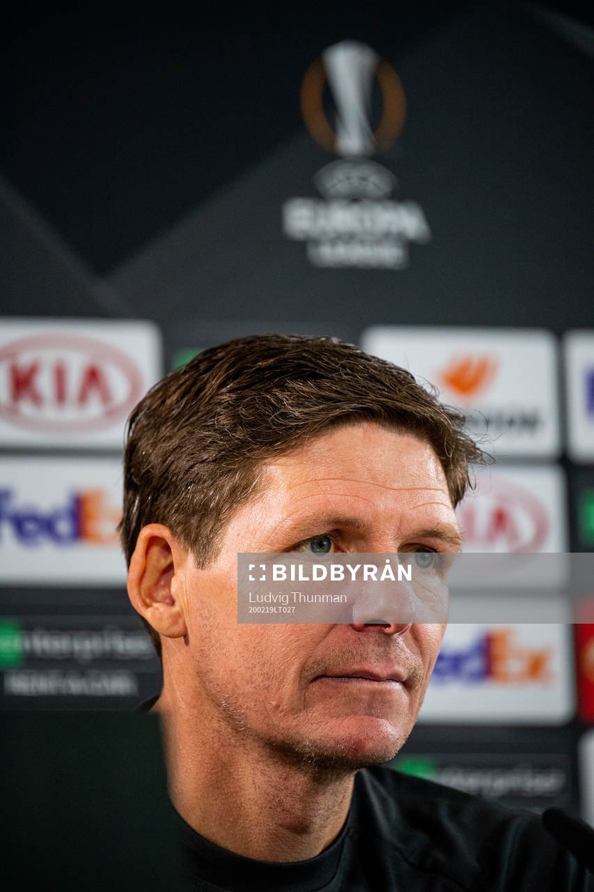 Head coach Oliver Glaser of Wolfsburg