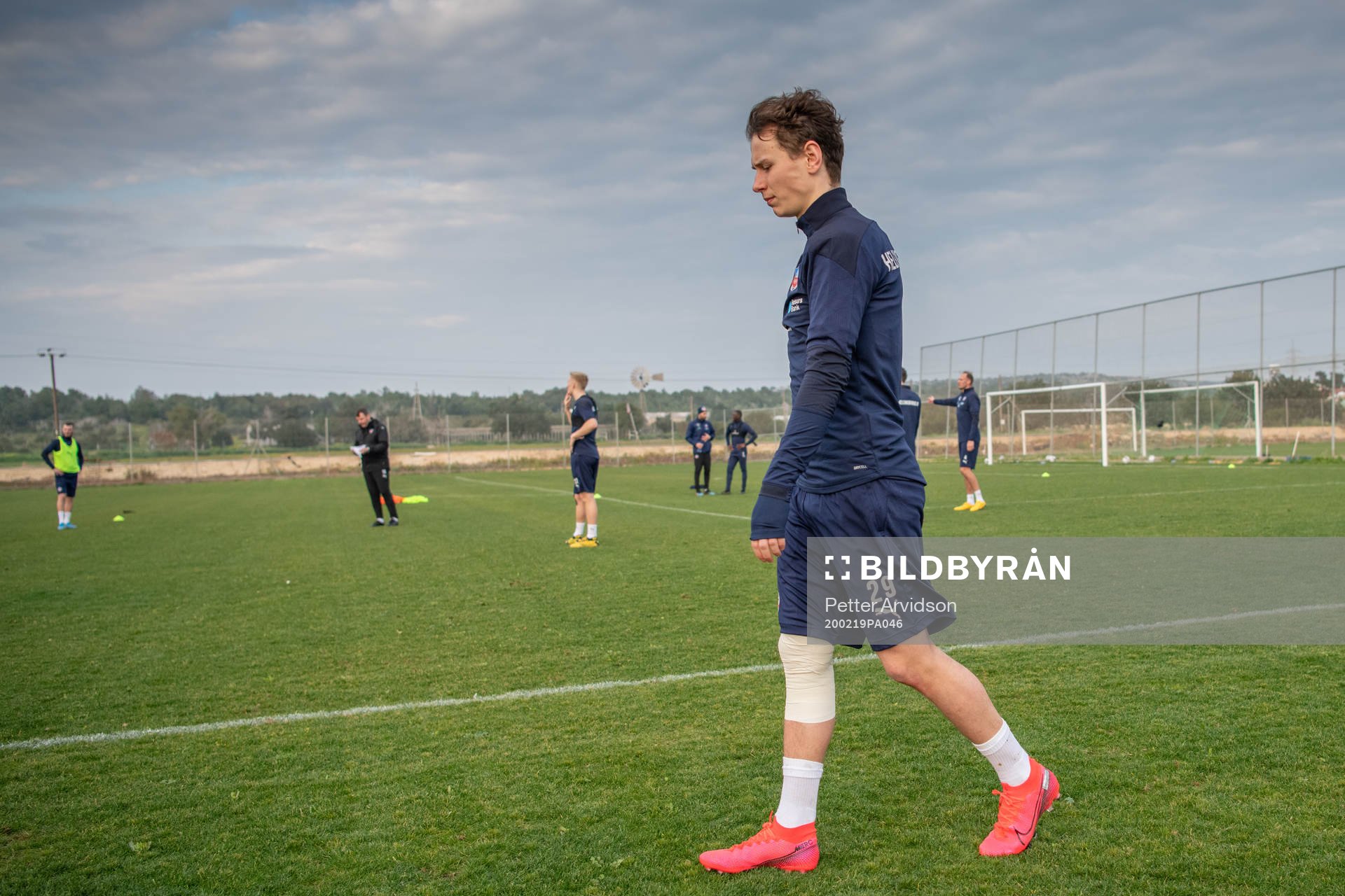 Alex Timossi Andersson med lindat knä