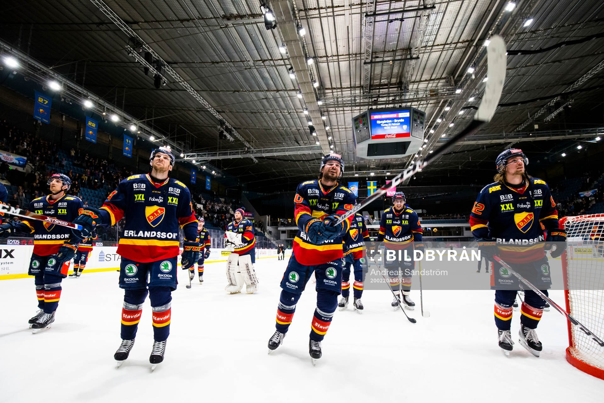 Djurgårdens spelare med Jacob Josefson (m) tackar publiken