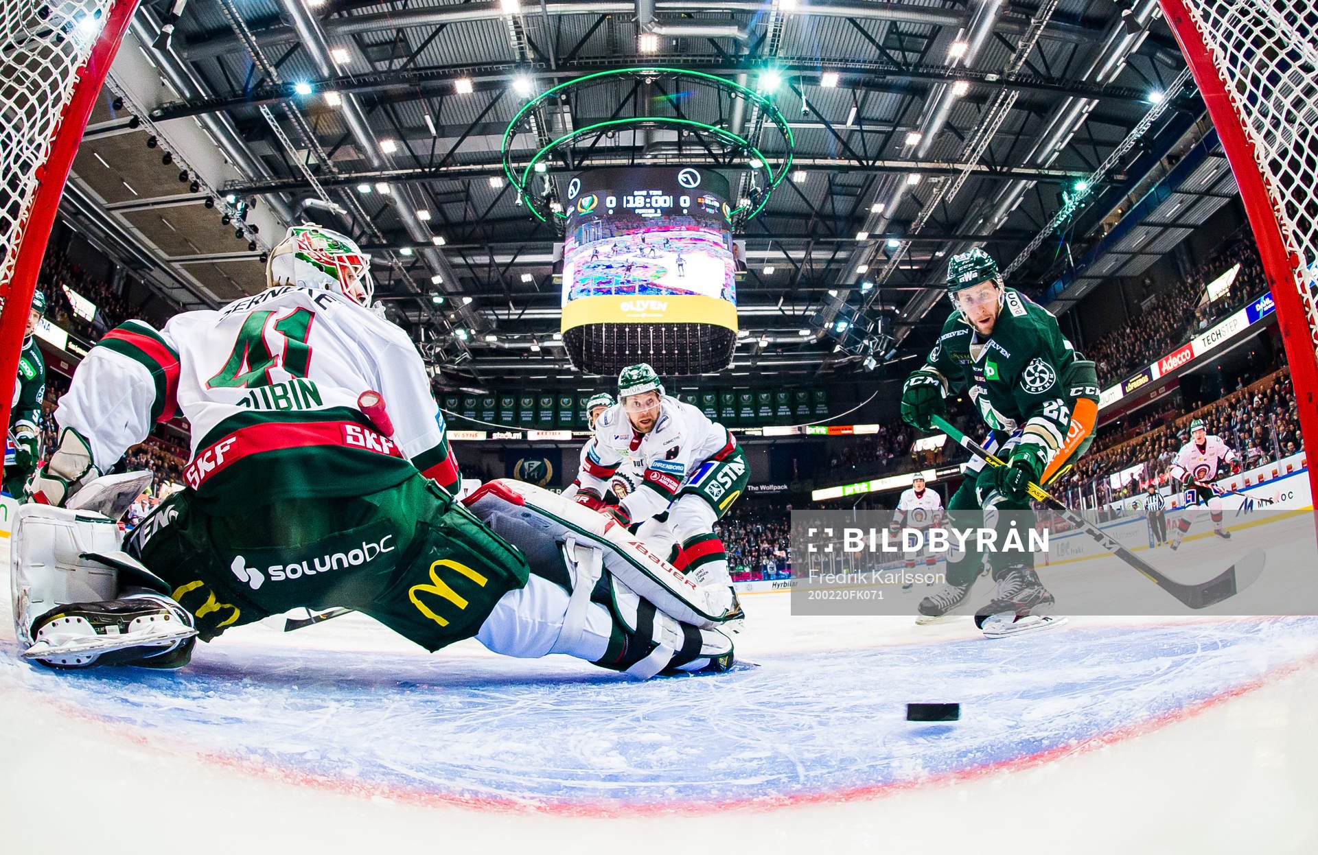 Färjestads Per Åslund skjuter 1-0 bakom Frölundas