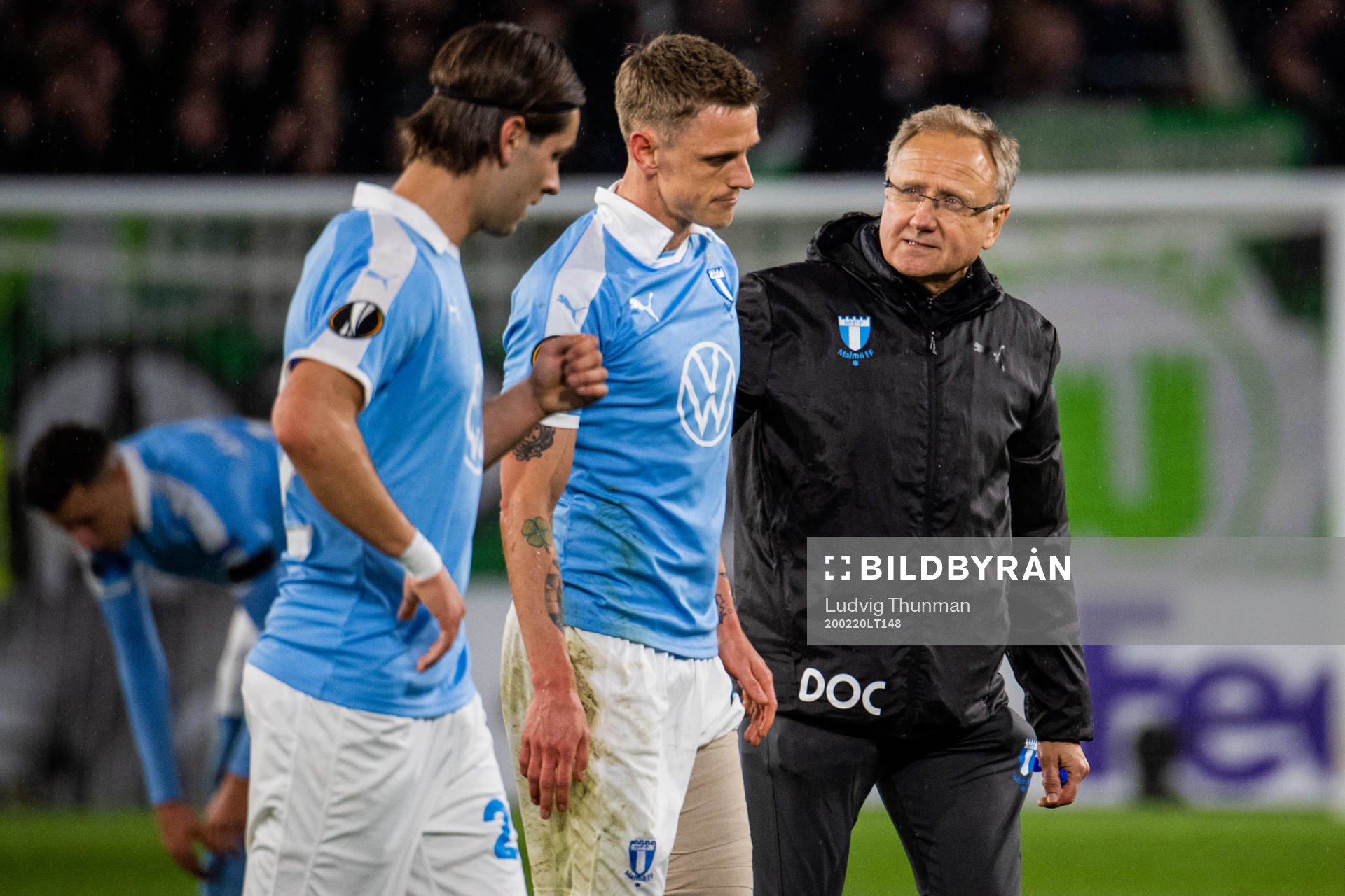 Sören Rieks with a wounded leg speaks with Pär