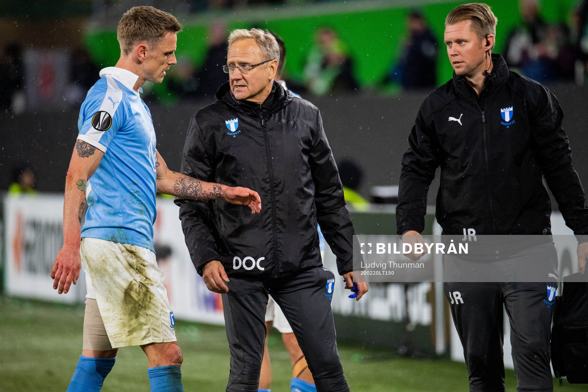 Sören Rieks with a wounded leg speaks with Pär
