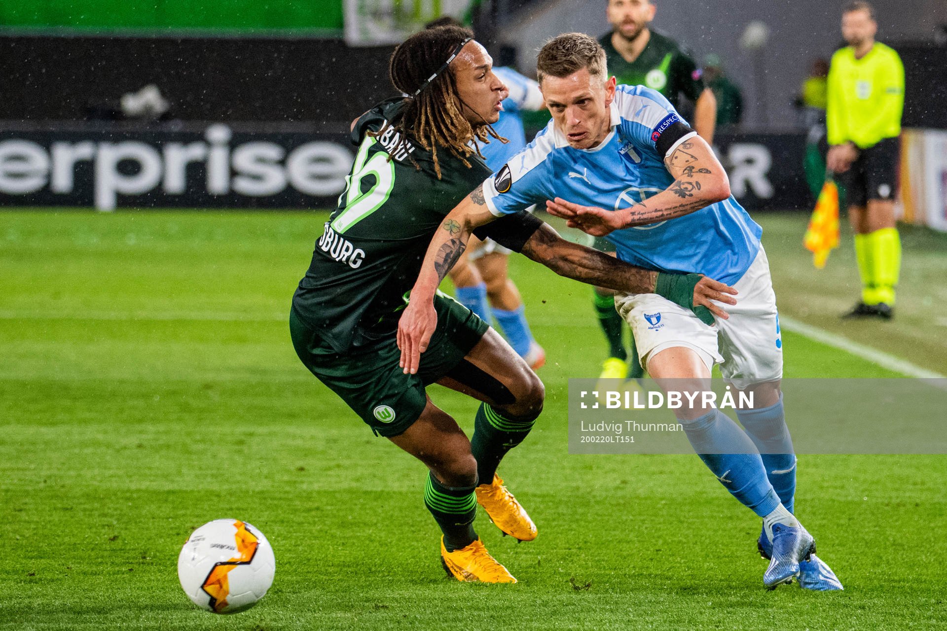 Sören Rieks and Kevin Mbabu of Wolfsburg