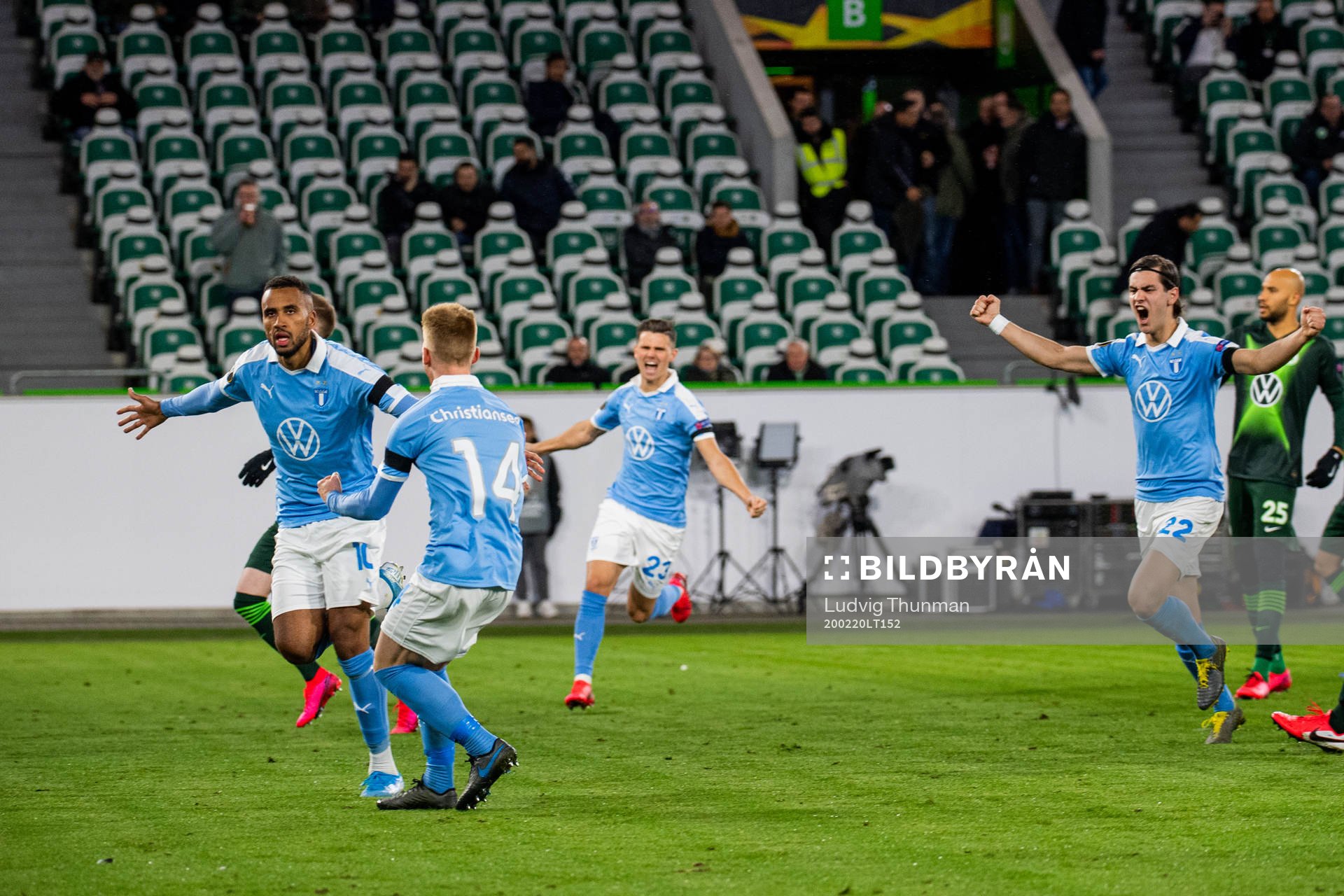 Isaac Kiese Thelin celebrates with Anders Christiansen,