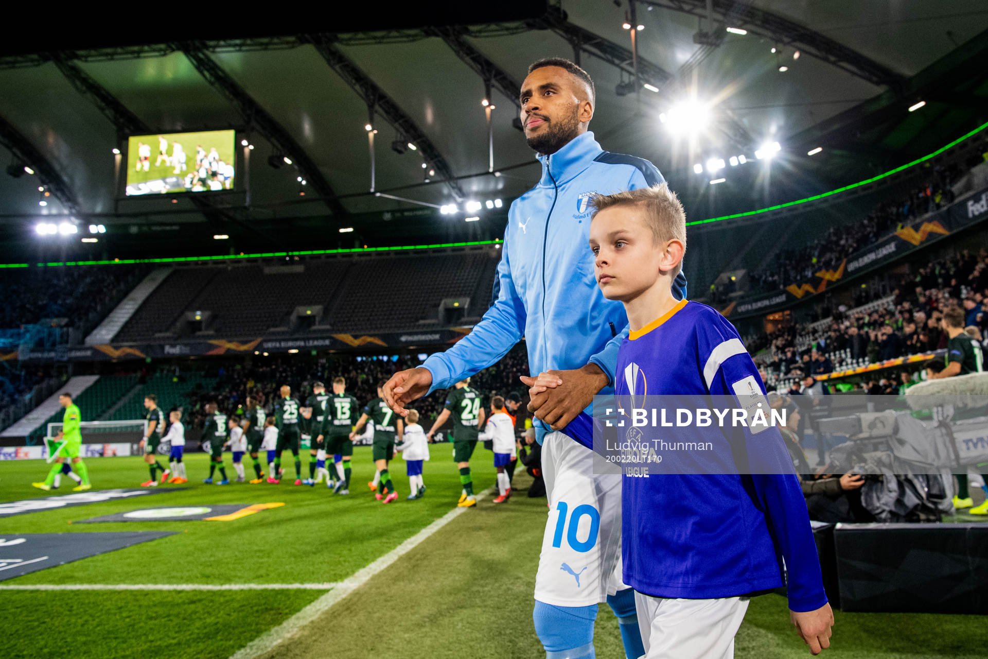 Isaac Kiese Thelin of Malmö FF enters the pitch