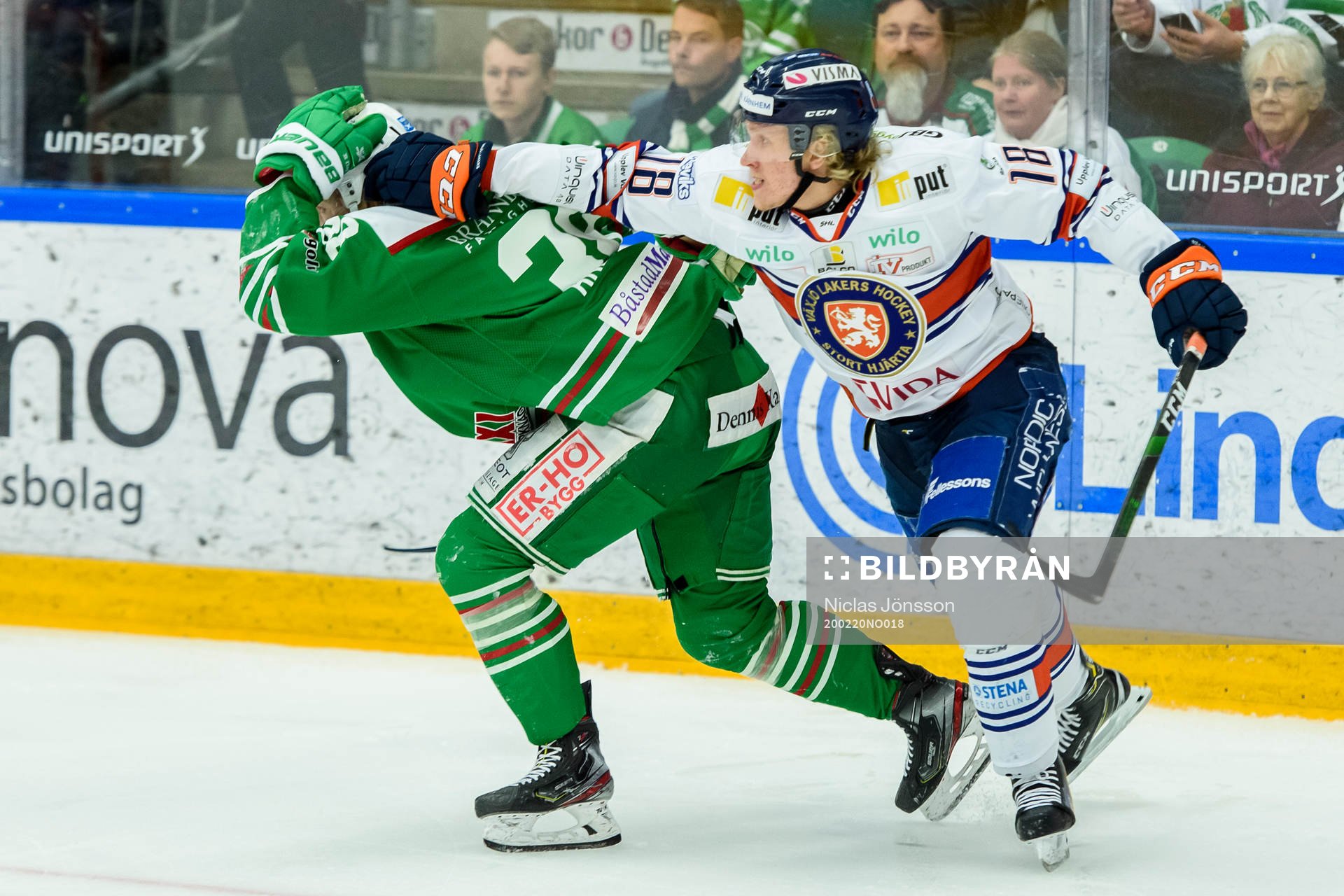 Växjös Marcus Sylvegård  delar ut ett slag mot Rögles