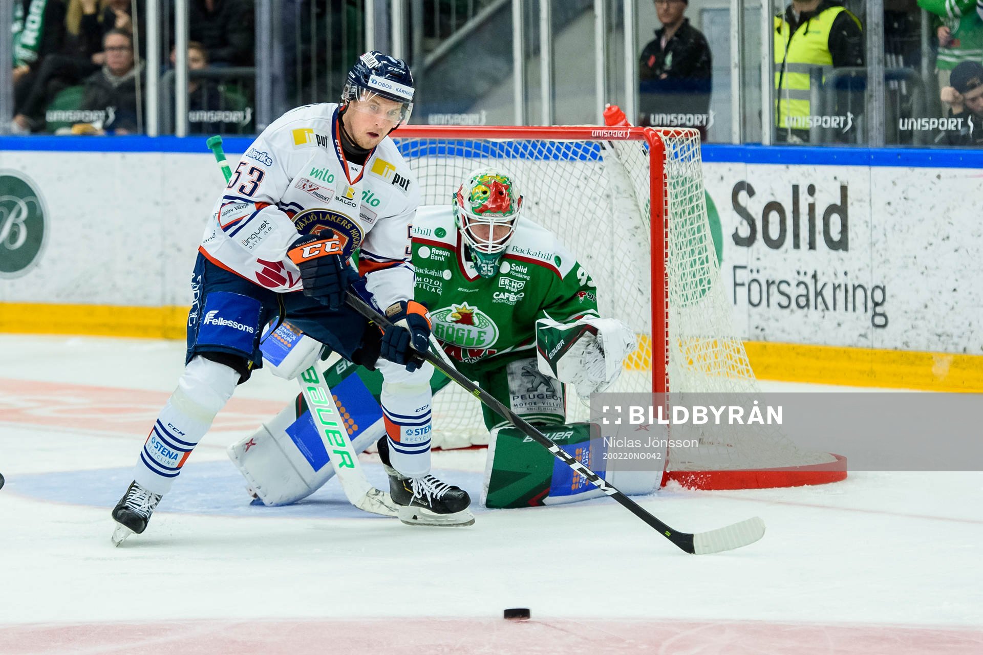 Växjös Marcus Paulsson framför Rögles målvakt Roman