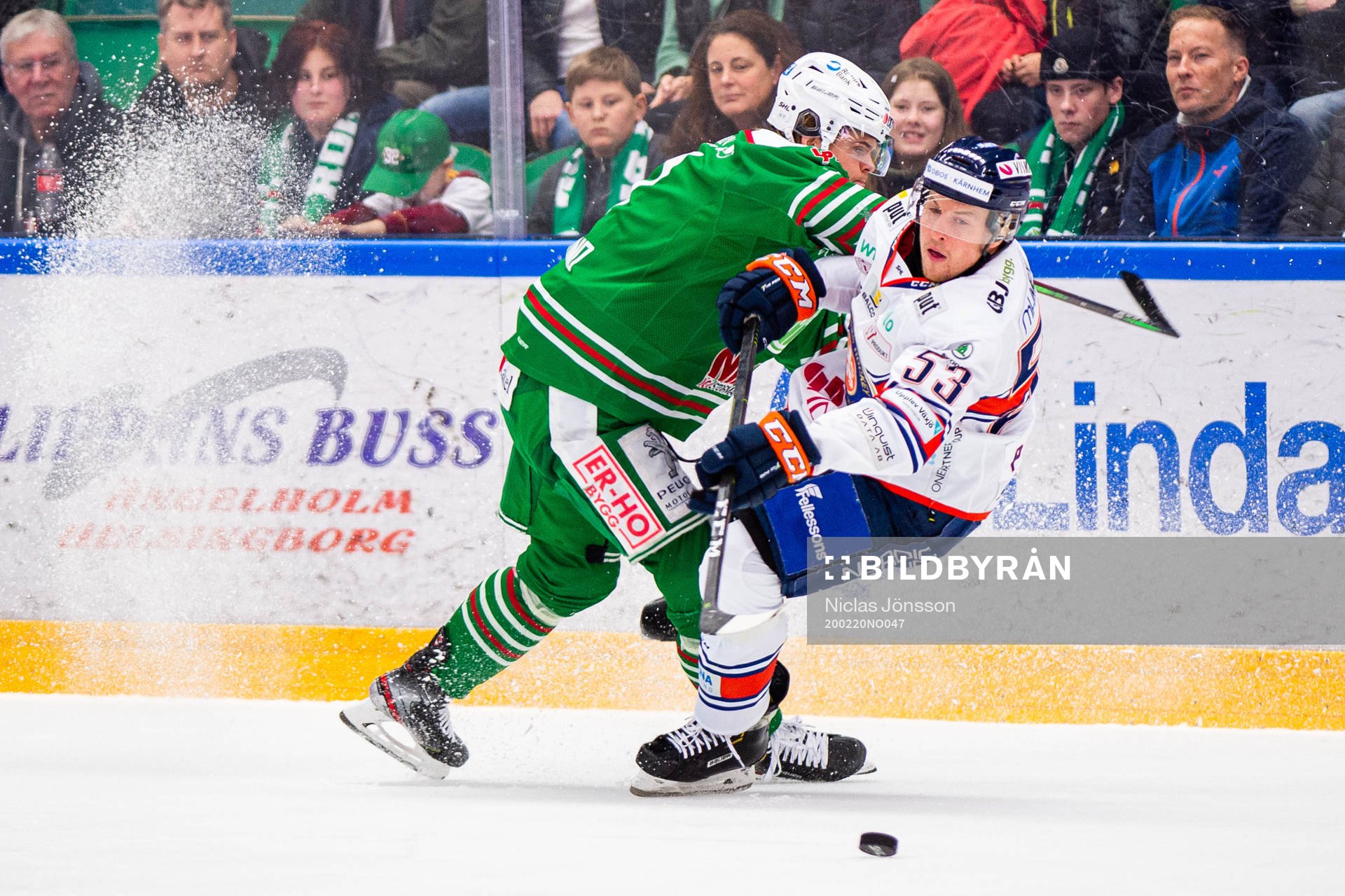 Rögles Erlend Lesund tacklar Växjös Marcus Paulsson